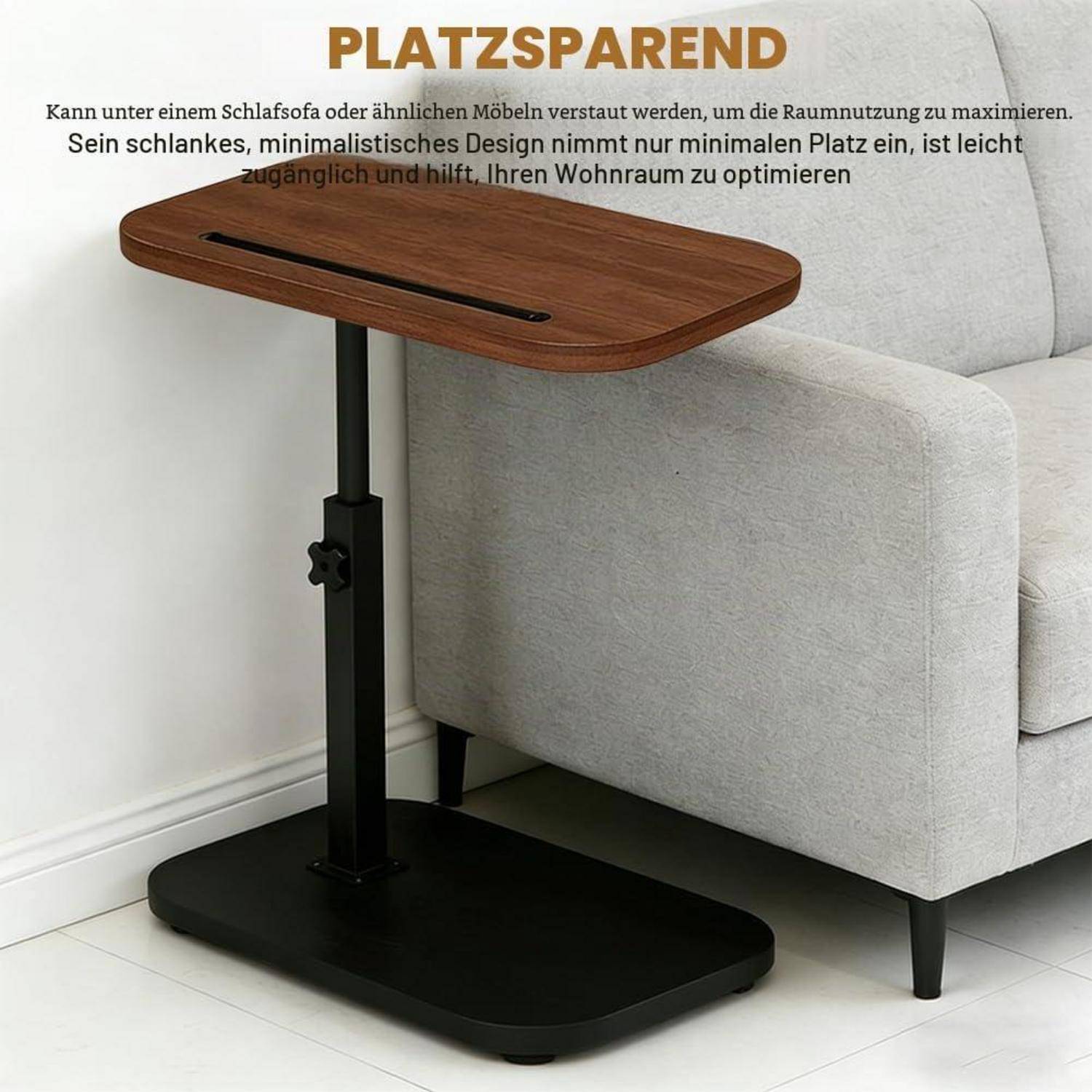 Verstellbarer C-förmiger Beistelltisch mit Holzplatte und schwarzem Gestell, unter ein Sofa geschoben; gekennzeichnet mit „PLATZSPAREND