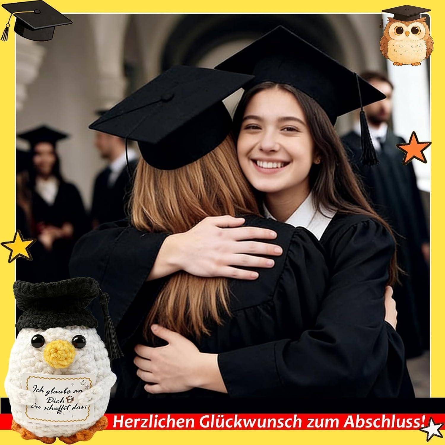 Zwei Absolventen in Talaren und Doktorhüten umarmen sich und lächeln bei einer Abschlussfeier, mit deutschem Text, der sagt: „Herzlichen Glückwunsch zum Abschluss!