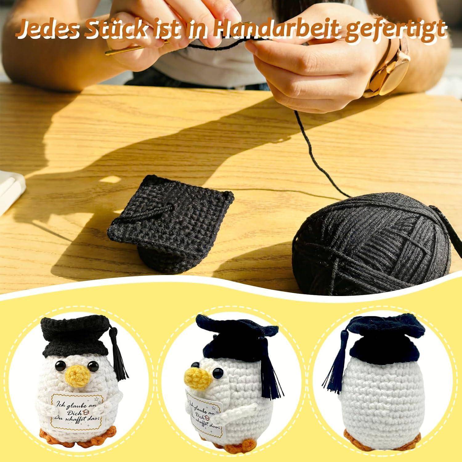 Hände beim Häkeln, die ein kleines schwarzes Stück anfertigen, mit einem Knäuel schwarzer Wolle; das untere Bild zeigt drei Ansichten eines fertigen gehäkelten Pinguin-Spielzeugs.