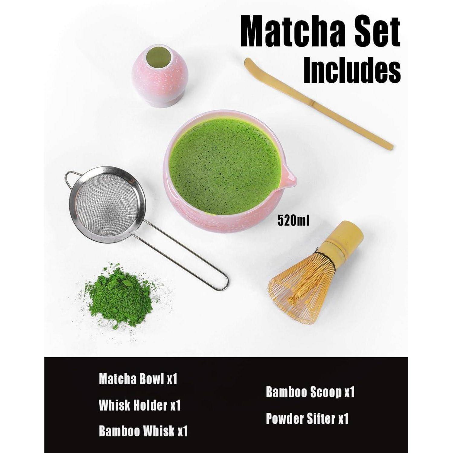 Matcha-Set mit einer 520-ml-Schale, Bambusbesen, Besenhalter, Bambuslöffel, Pulversieb und Matcha-Pulver auf weißem Hintergrund.