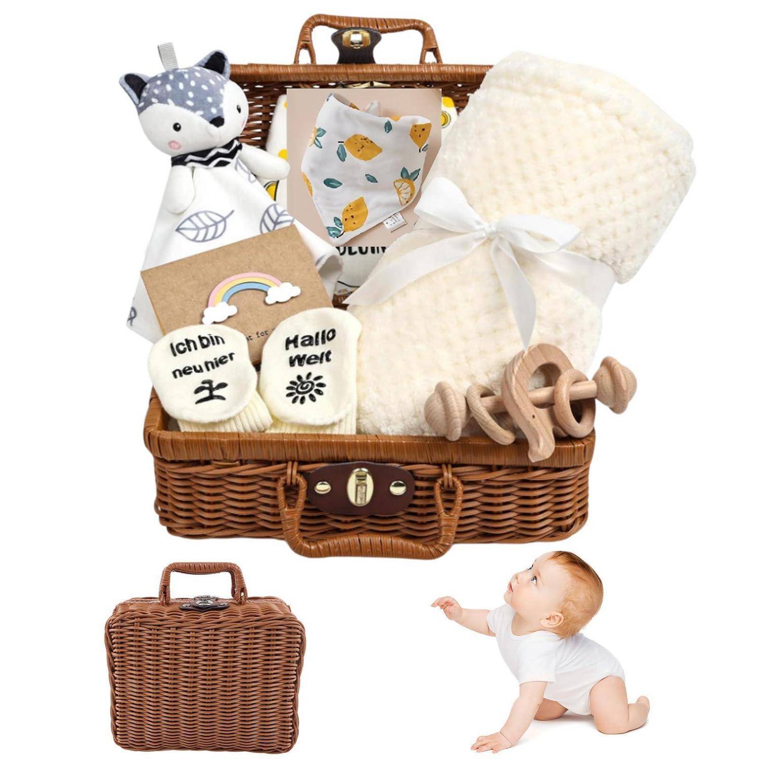Geschenkkorb mit Babyartikeln in einem Weidenkörbchen, einschließlich Decken, Lätzchen, Socken, einem Beißring und einem Plüschtier, mit einem Baby, das daneben krabbelt.