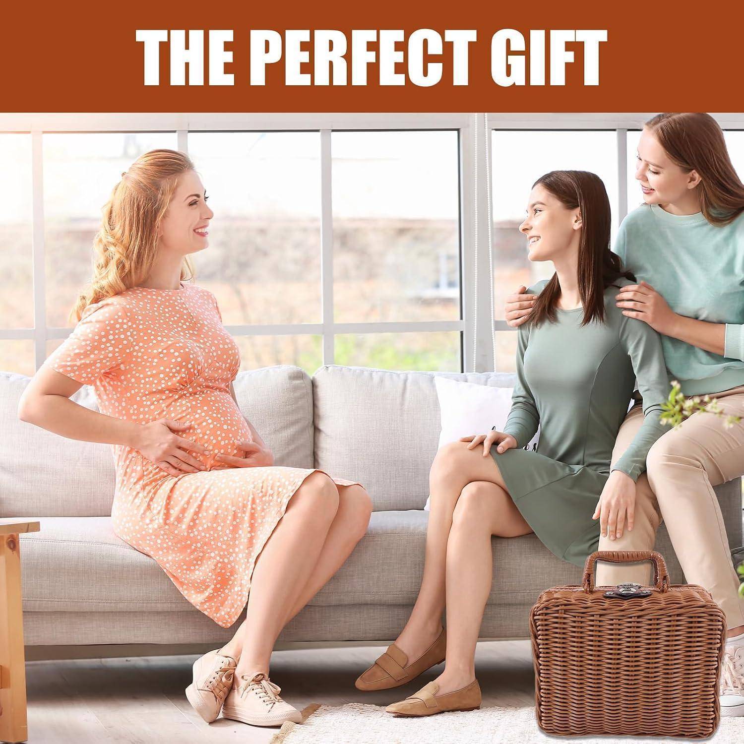 Drei Frauen sitzen und stehen neben einem Sofa mit einem Picknickkorb; eine schwangere Frau lächelt, während eine andere sie tröstet. Der Text lautet „DAS PERFEKTE GESCHENK