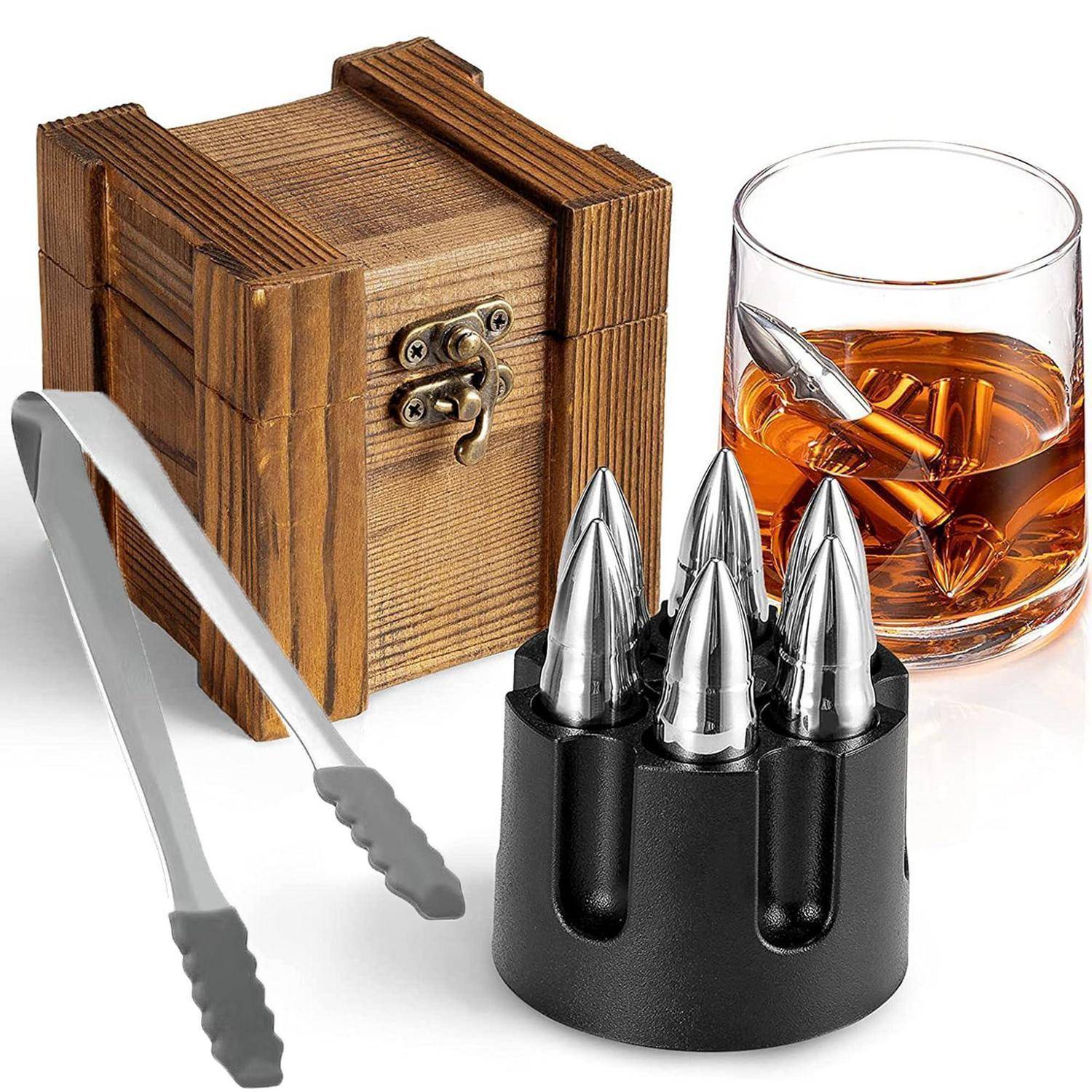 Edelstahl-Kugeln aus Eis in einem schwarzen Halter neben einem Whiskey-Glas, mit Zange und einer hölzernen Geschenkbox-Set.