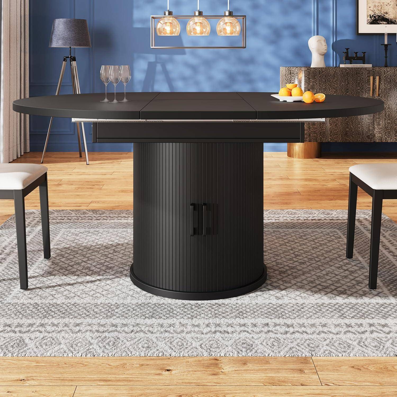 Schwarzer ovaler Esstisch mit zentraler gerippter Mittelsäule steht auf einem gemusterten Teppich in einem modernen Esszimmer mit blauen Wänden, flankiert von Hockern und Dekoration.