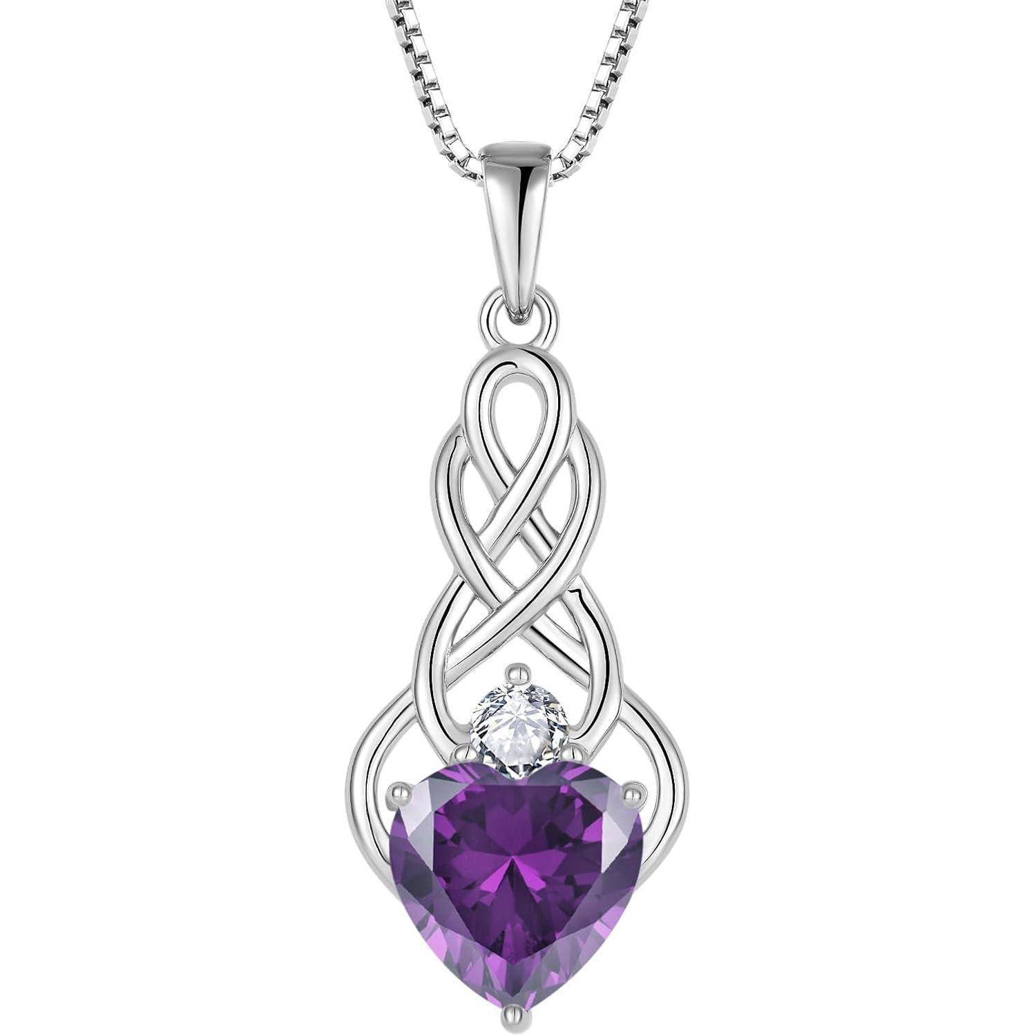 Silberanhänger-Halskette mit einer kunstvollen keltischen Fassung, die einen violetten herzförmigen Edelstein hält, gekrönt von einem kleinen klaren Stein.
