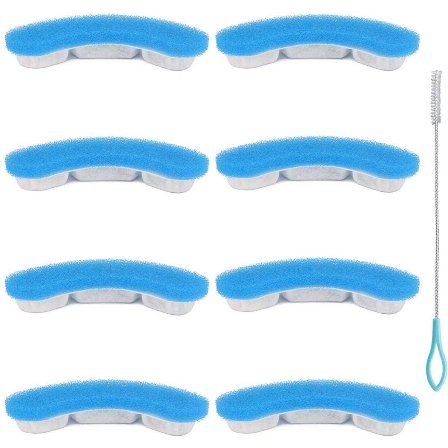 Acht blaue Schaumstoff-Griffüberzüge und eine schmale Reinigungsbürste auf weißem Hintergrund.