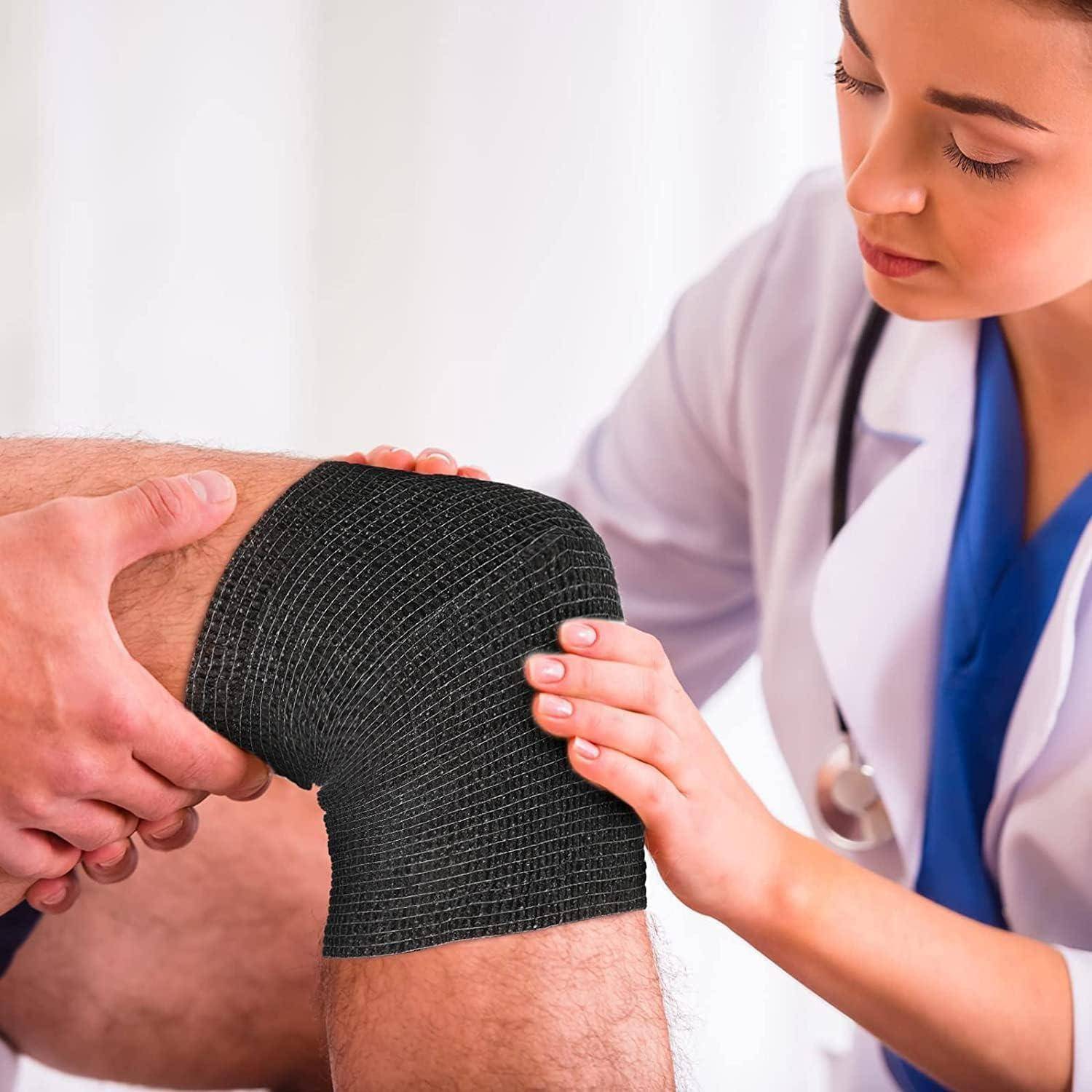 Ein Arzt untersucht das verbundene Knie eines Patienten, wobei die Hände das verletzte Gelenk während einer medizinischen Untersuchung stützen.