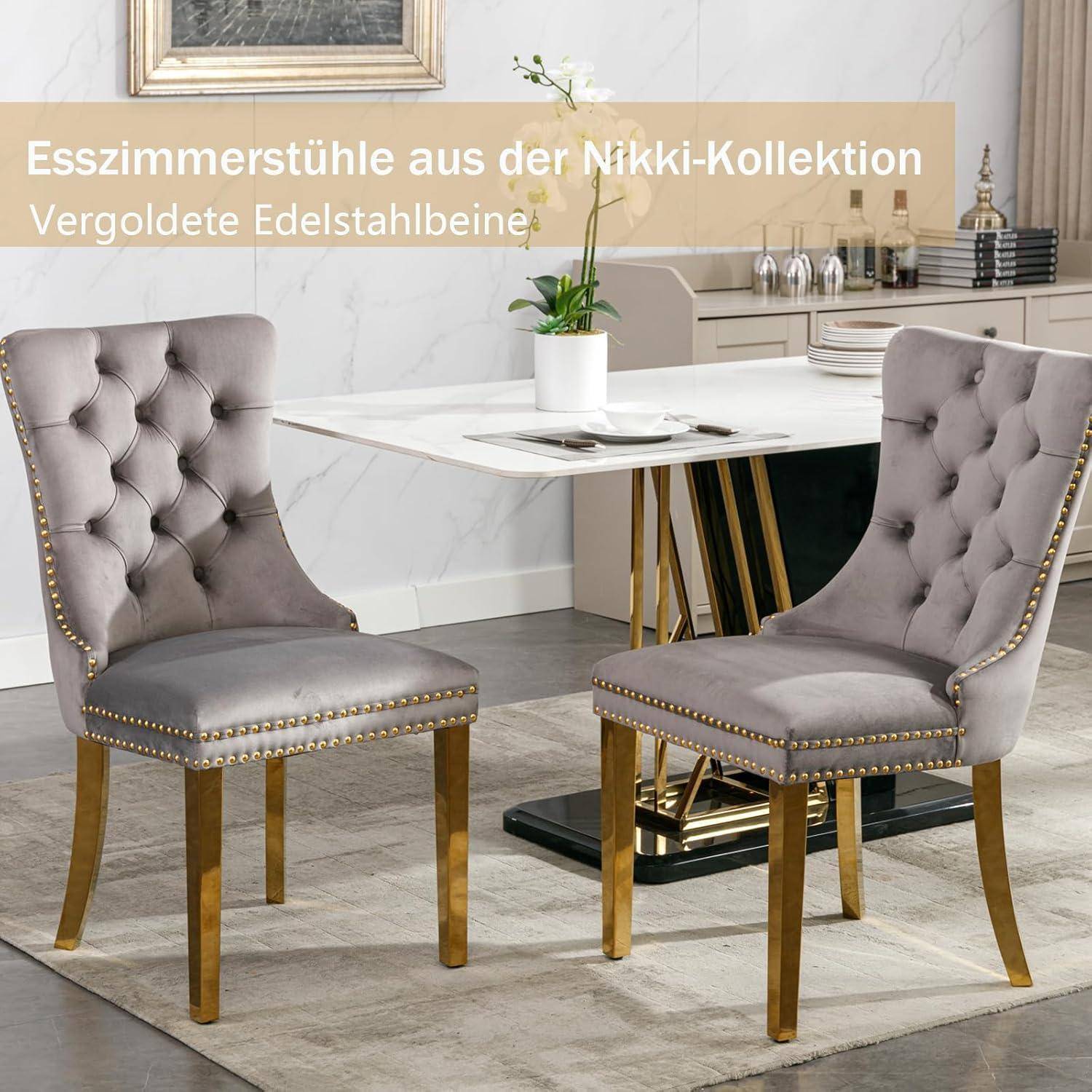 Zwei graue gepolsterte Esszimmerstühle mit Goldbeinen in einem modernen Esszimmer, mit deutschem Textoverlay, das 