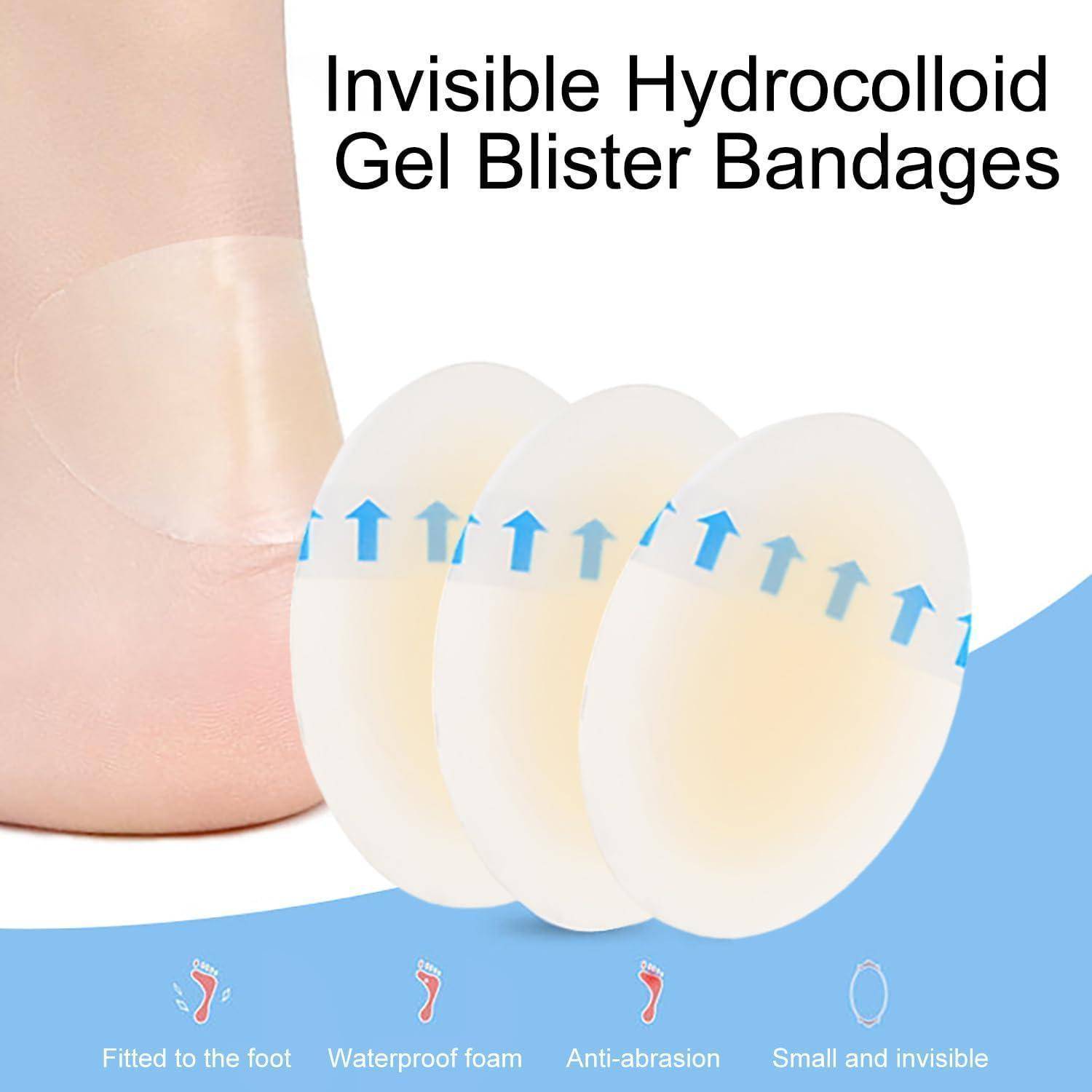 Unsichtbare Hydrokolloid-Gel-Blasenpflaster, die auf einem Fuß gezeigt werden, mit Pfeilen, die Atmungsaktivität anzeigen, und Beschriftungen für angepasst an den Fuß, wasserdichter Schaum, Verschleißschutz und klein und unsichtbar.