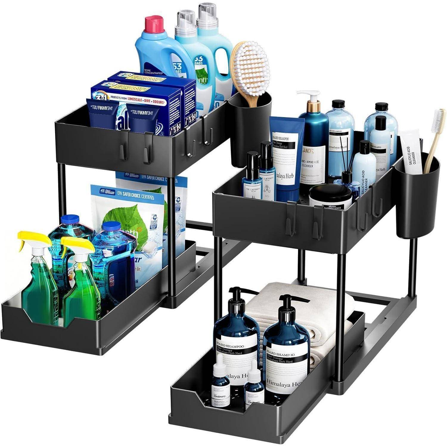 Schwarzer zweistufiger Badezimmer-Organizer-Caddy, der Toilettenartikel, Reinigungsspray, Zahnpasta, Flaschen, eine Bürste und Handtücher auf einem Metallrahmen mit seitlichen Becherhältern hält.