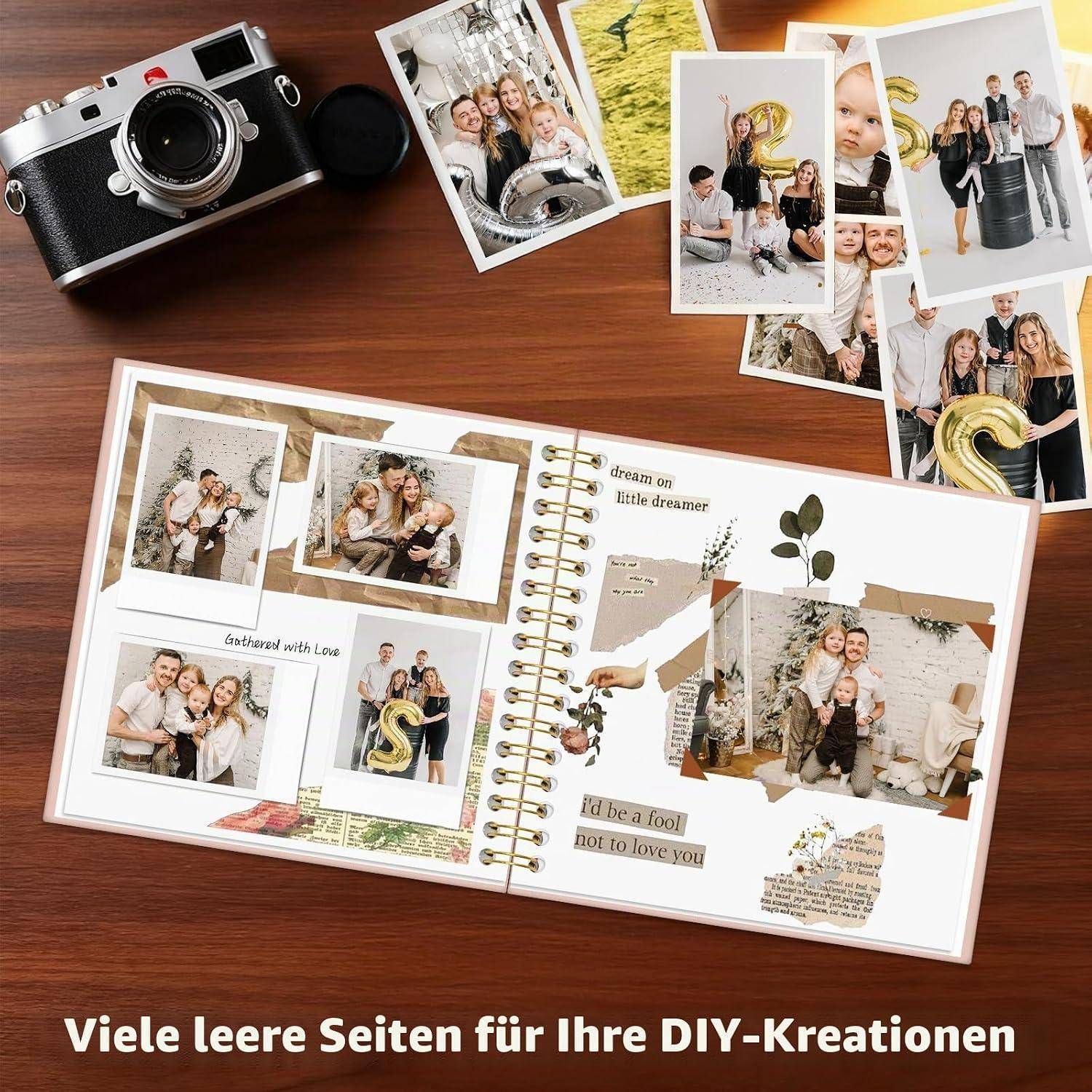 Offenes Scrapbook-Fotoalbum mit mehreren Familienfotos und dekorativen Scrapbook-Seiten neben einer Kamera, die DIY-Kreationen mit deutschem Text fördert.