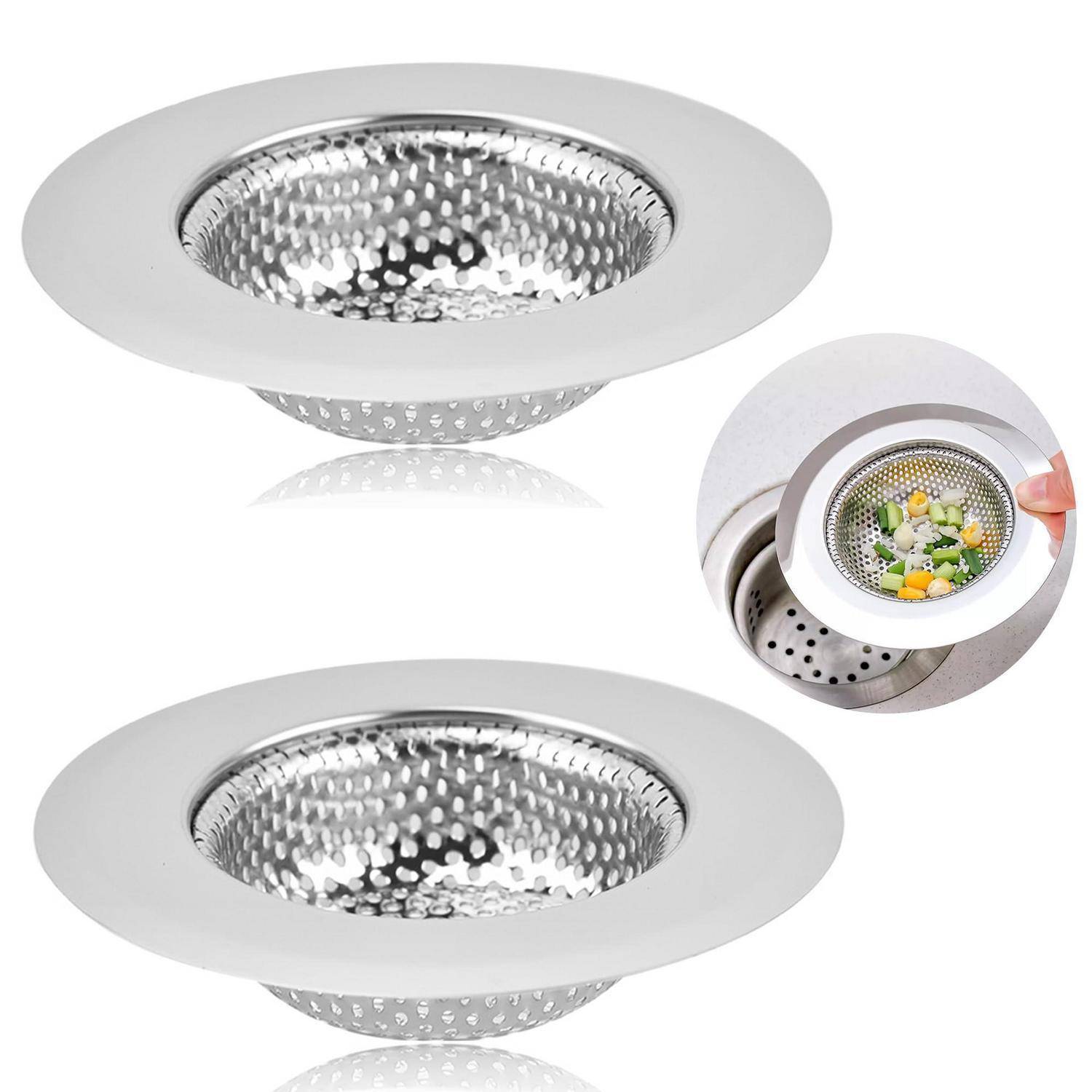Zwei Edelstahl-Spülbeckensiebe mit perforierten Körben und breiten Rändern, plus eine Detailansicht, die zeigt, wie eines Speisereste in einem Spülbeckenablauf auffängt.