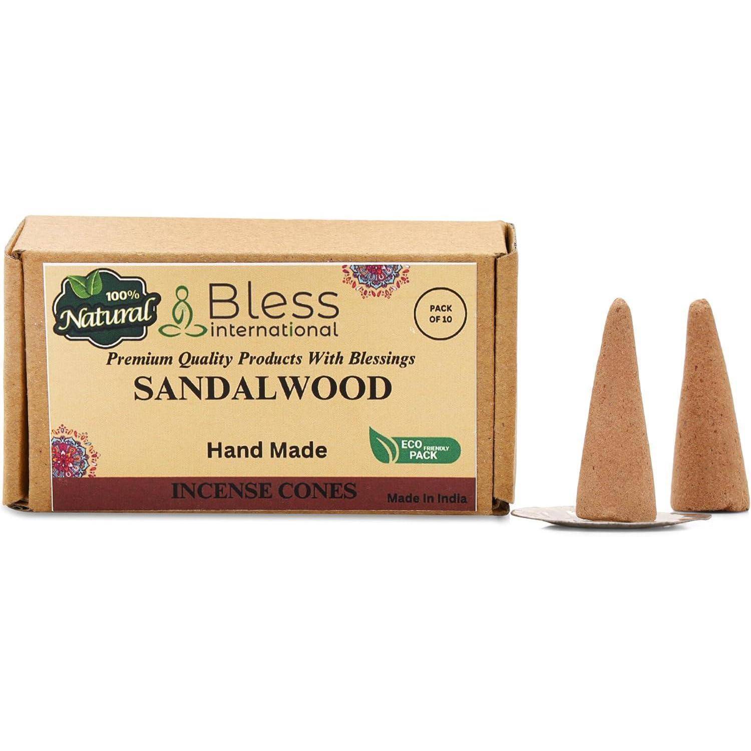 Schachtel mit Bless International handgefertigten Räucherkegeln aus Sandelholz mit zwei Kegeln, die daneben angezeigt werden.