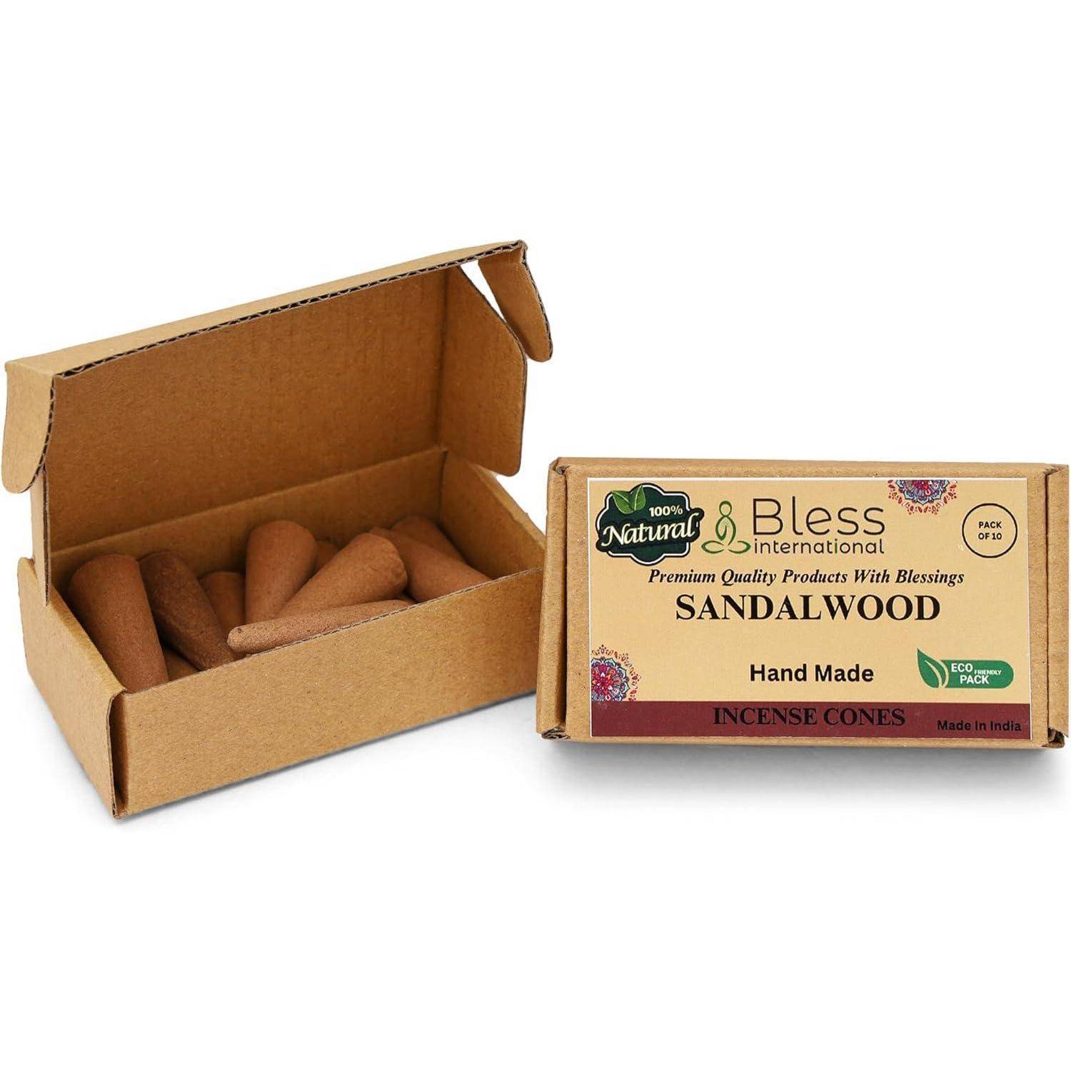 Offene Schachtel mit Sandelholz-Räucherkegeln neben der Produktschachtel mit der Aufschrift „SANDELHOLZ" und „Handgefertigte RÄUCHERKEGEL"".
