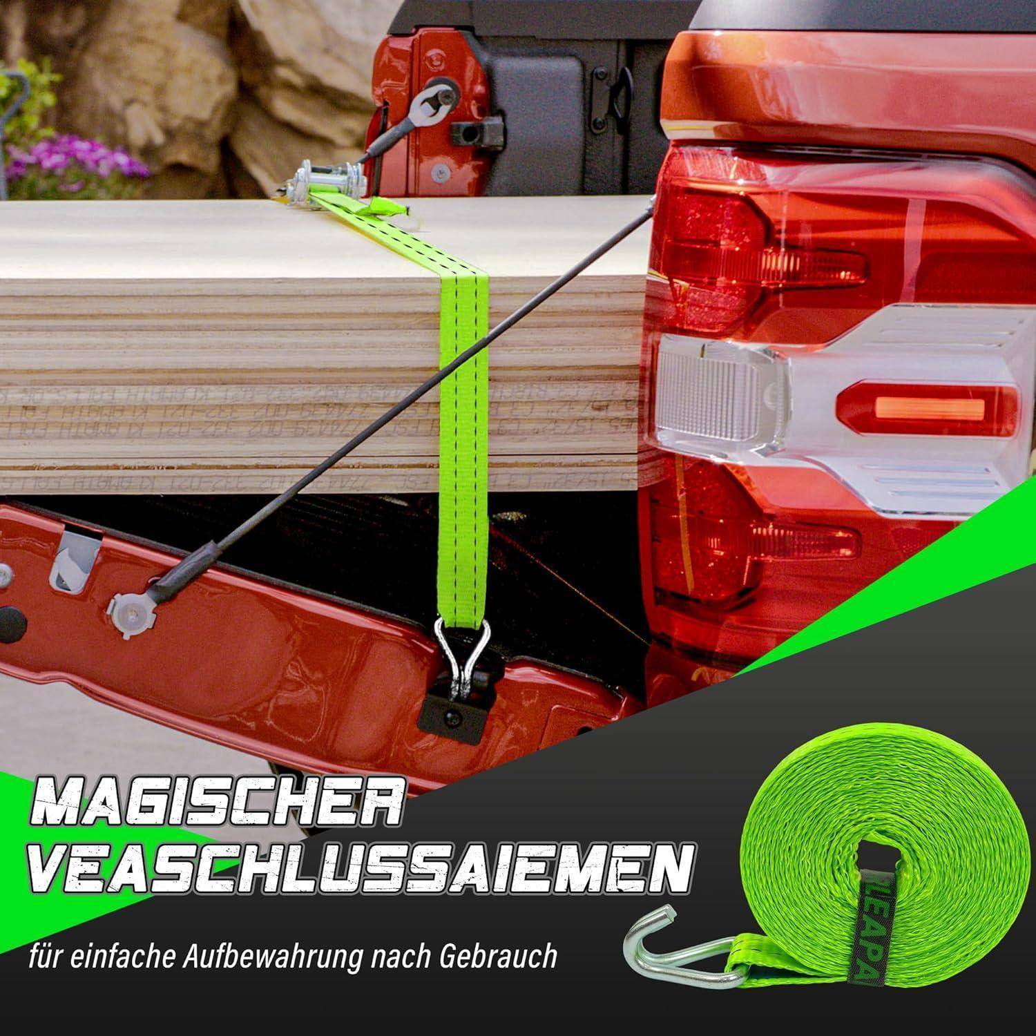 Ein Lastwagenbett ist mit einem grünen Riemen und einer Vorrichtung gesichert, die Holz hält; der Text lautet „MAGISCHER VERSCHLUSSRIEMEN