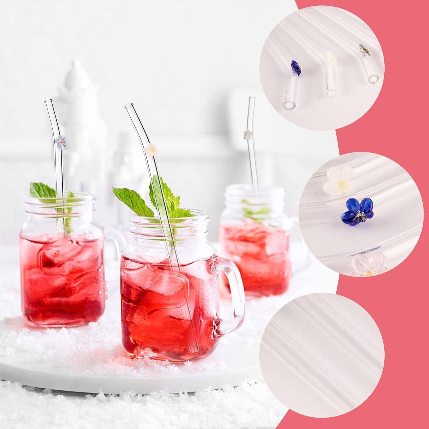 Rote Eisgetränke in Einmachgläsern mit Minze und Glasstrohhalmen auf einem Tablett, mit eingefügten Nahaufnahmen, die blütenförmige Strohhalmdekoration zeigen.