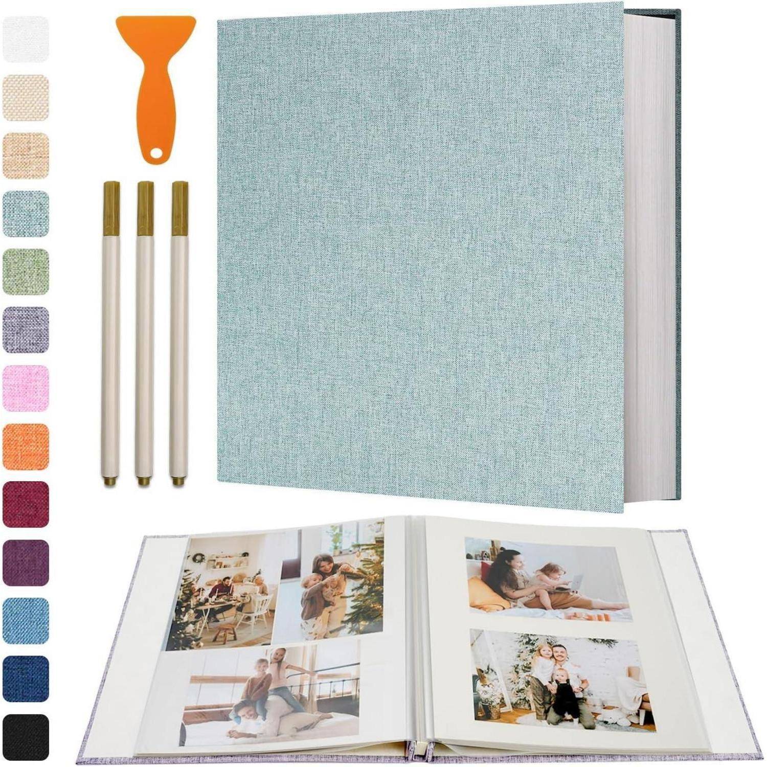 Fotoalbum-Set mit hellblauem Leineneinband, Metallstift-Stifte, orangefarbigem Werkzeug und Farbmustern, aufgeklappt mit Beispielfotos der Familie gezeigt.