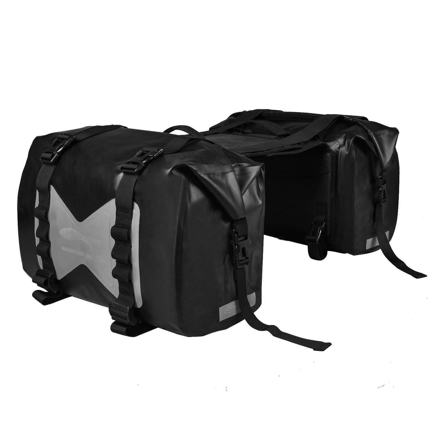 Zwei schwarze wasserdichte Ladungstaschen mit Riemen und Schnallen, eine mit reflektierendem silbernem X-Panel, auf weißem Hintergrund.