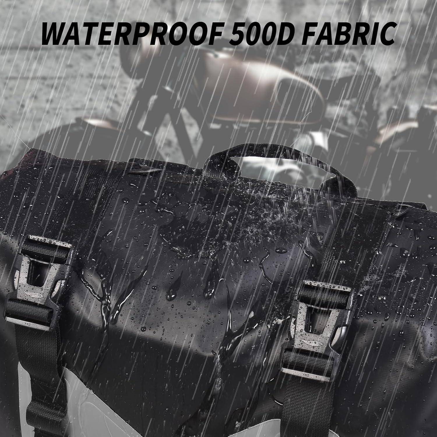 Schwarze wasserdichte Tasche bei starkem Regen mit Text „WASSERDICHTES 500D-GEWEBE", das das strapazierfähige Material hervorhebt.