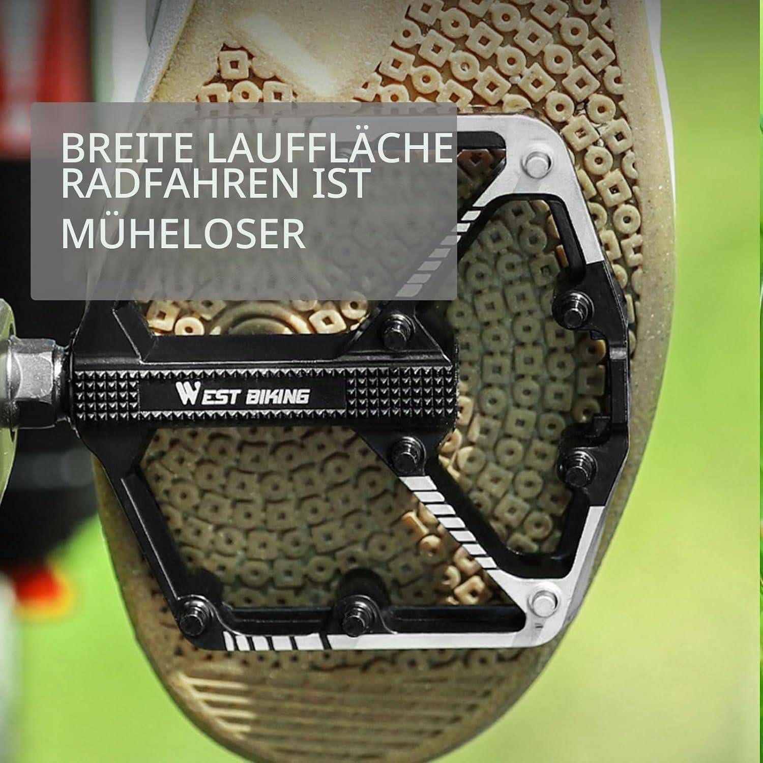 Nahaufnahme eines Fahrradpedals auf einem Schuh, überlagert mit deutschem Text „BREITE LAUFFLÄCHE RADFAHREN IST MÜHELOSER" und „WEST BIKING"" Branding.