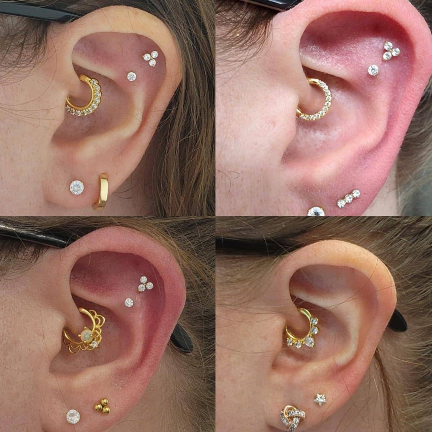 Vier Nahaufnahmen des Ohrs einer Person, die verschiedene goldene Creolen und Stecker mit kleinen Kristallakzenten zeigen.