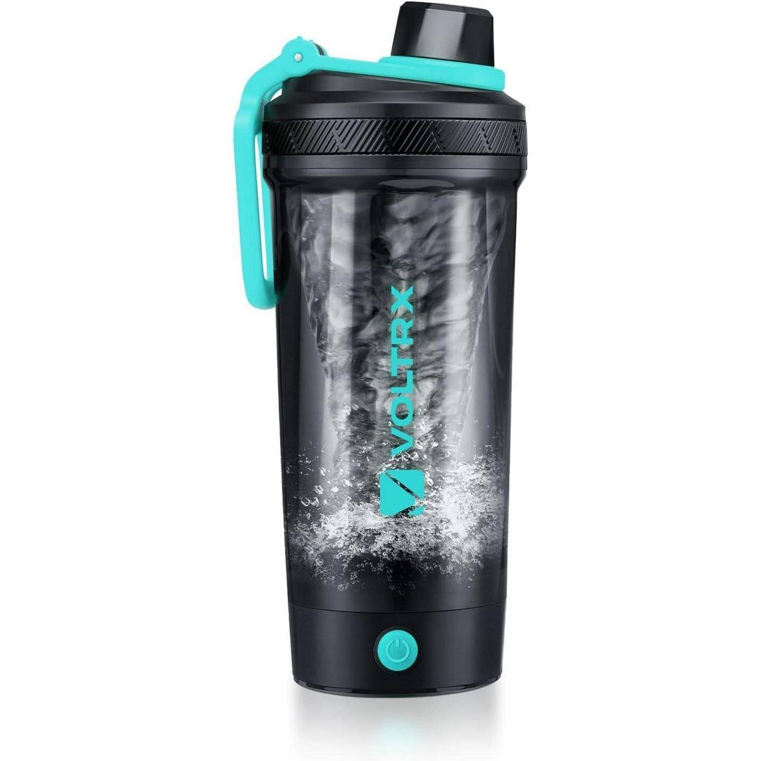 Schwarze VOLTRX elektrische Shakerflasche mit türkisfarbenem Griff und Einschaltknopf, gezeigt mit wirbelnder Flüssigkeit im Inneren auf weißem Hintergrund.