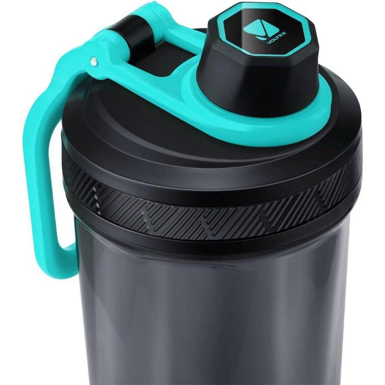 Schwarze Shaker-Flasche mit türkisfarbenem Griff und Flip-Top-Deckel auf weißem Hintergrund.