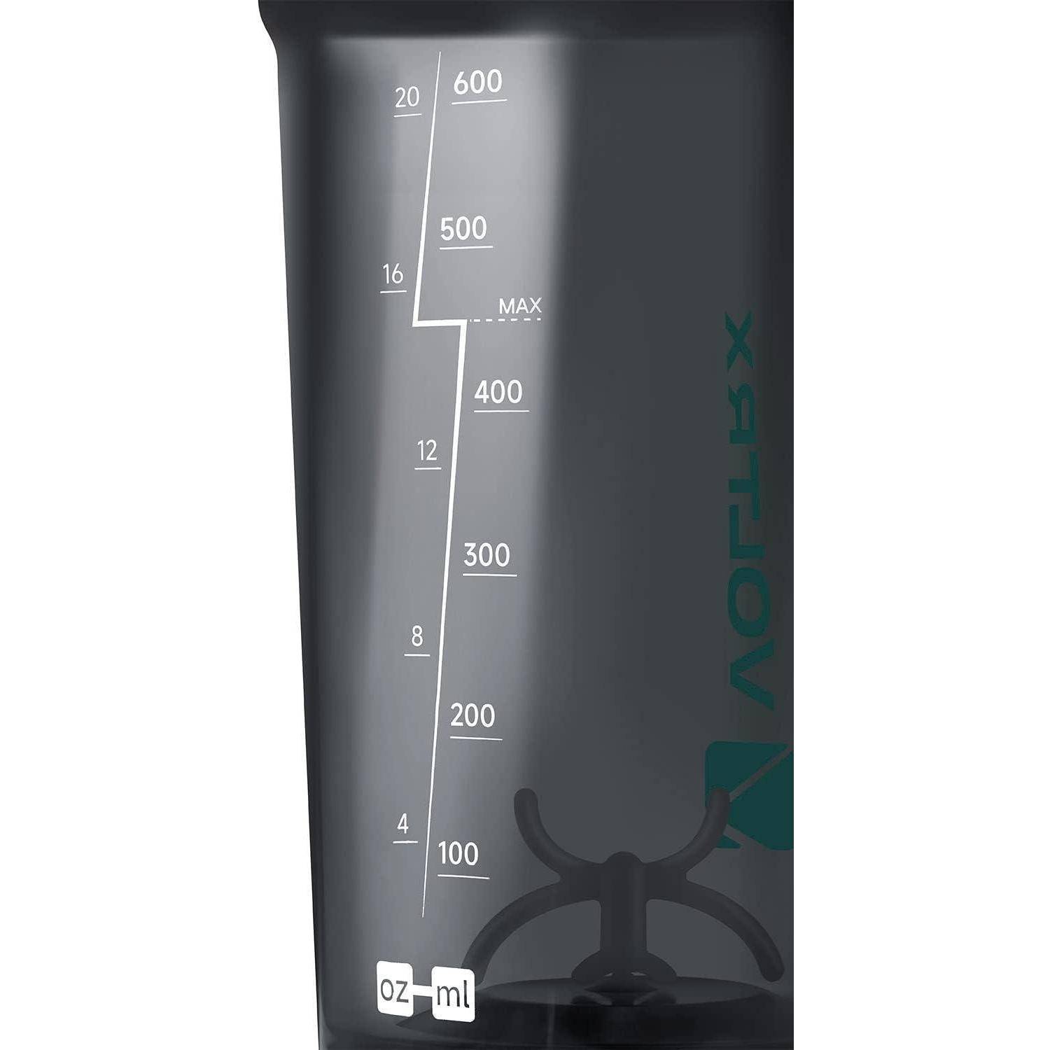 Schwarze Shaker-Flasche mit weißen Messskalen in Unzen und Millilitern, bis zu 600 ml, und dem Wort 