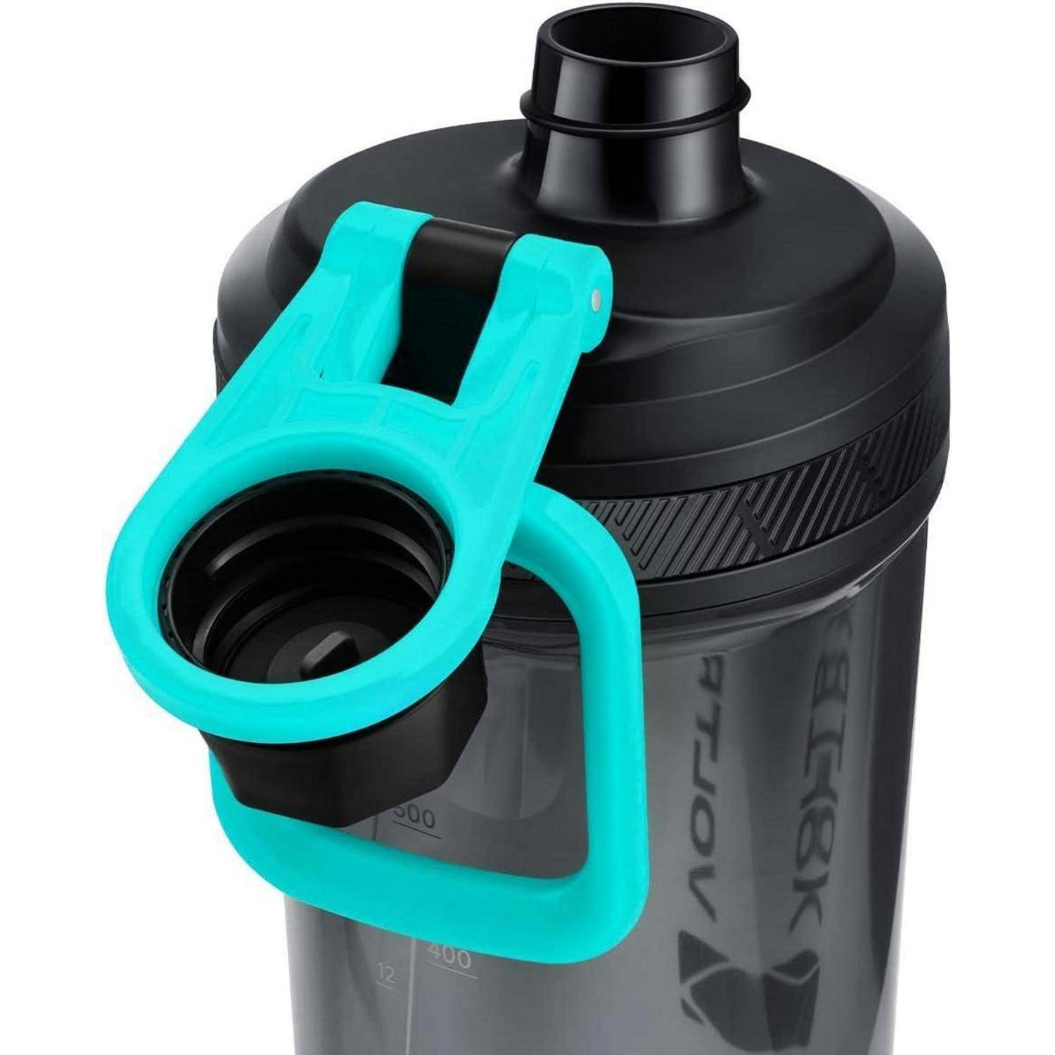 Schwarze Kunststoff-Wasserflasche mit türkisblauem Klappgriff und offener Trinköffnung, vor weißem Hintergrund dargestellt.