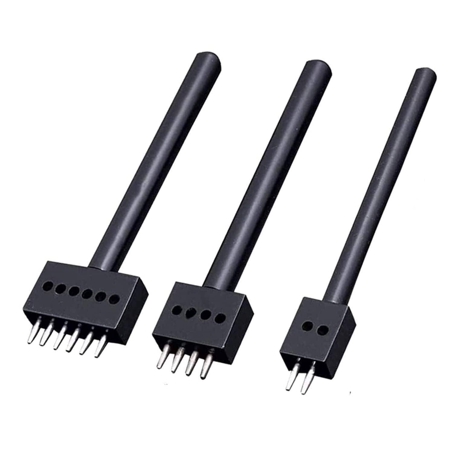 Drei schwarze Elektrostecker mit langen zylindrischen Griffen und freiliegenden Metallstiften, abgebildet auf weißem Hintergrund.