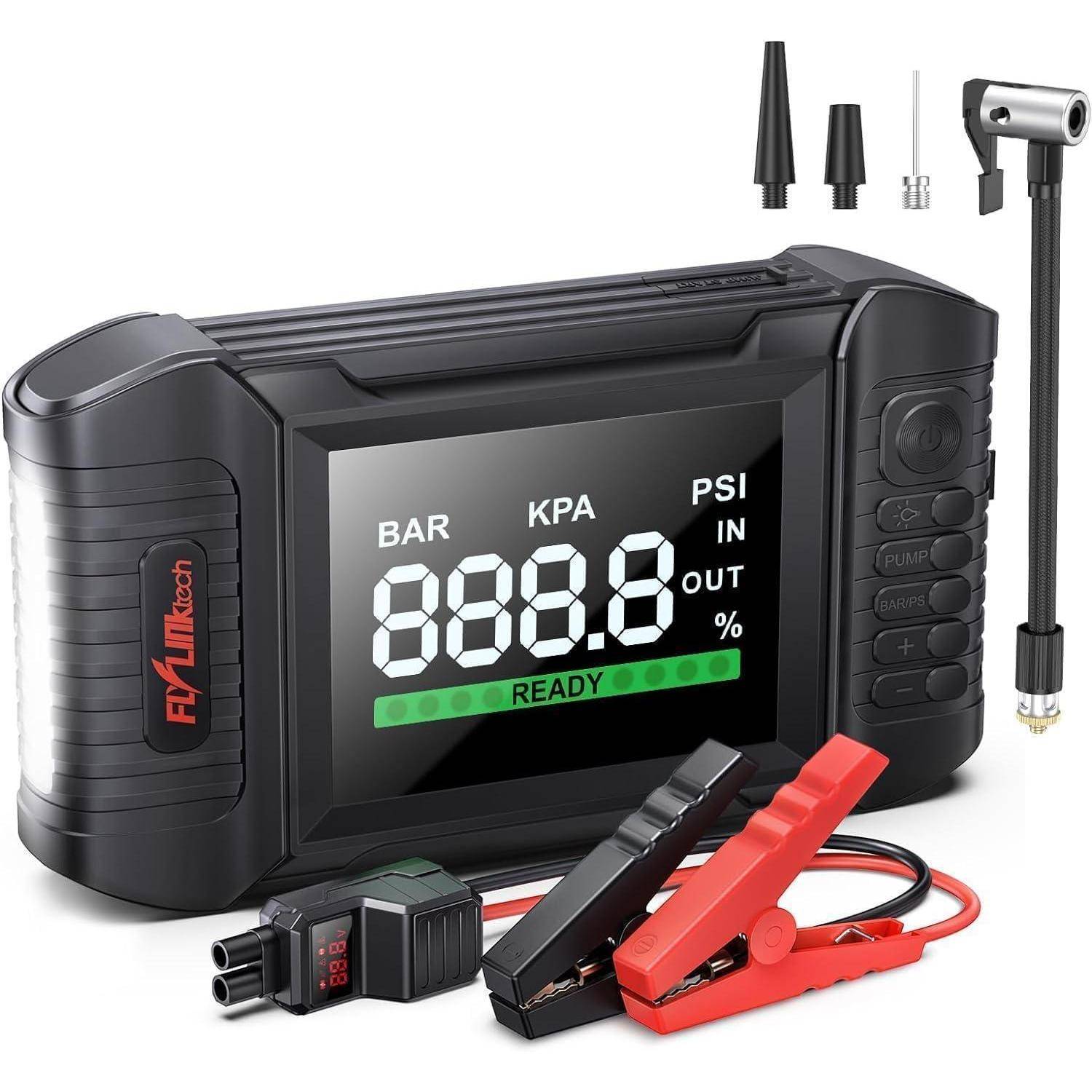 Tragbarer digitaler Reifenaufpumper mit Display, das BAR, KPA, PSI und READY anzeigt, sowie Schlauch, Klemmkabel, Düsen und Adapteraufsätze.