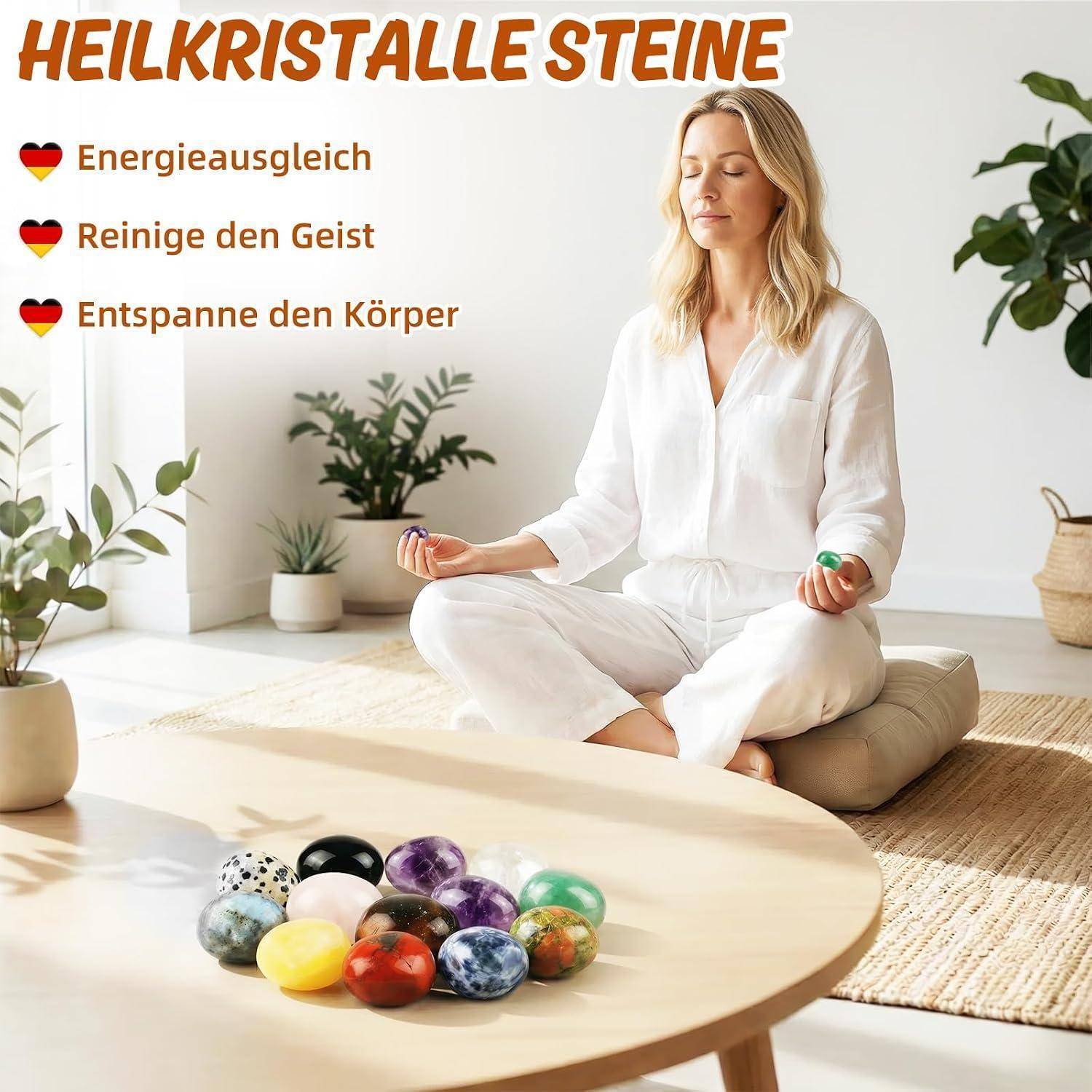 Frau meditiert in einem hellen Raum mit Kristallsteinen; der Text lautet „Heilkristalle Steine