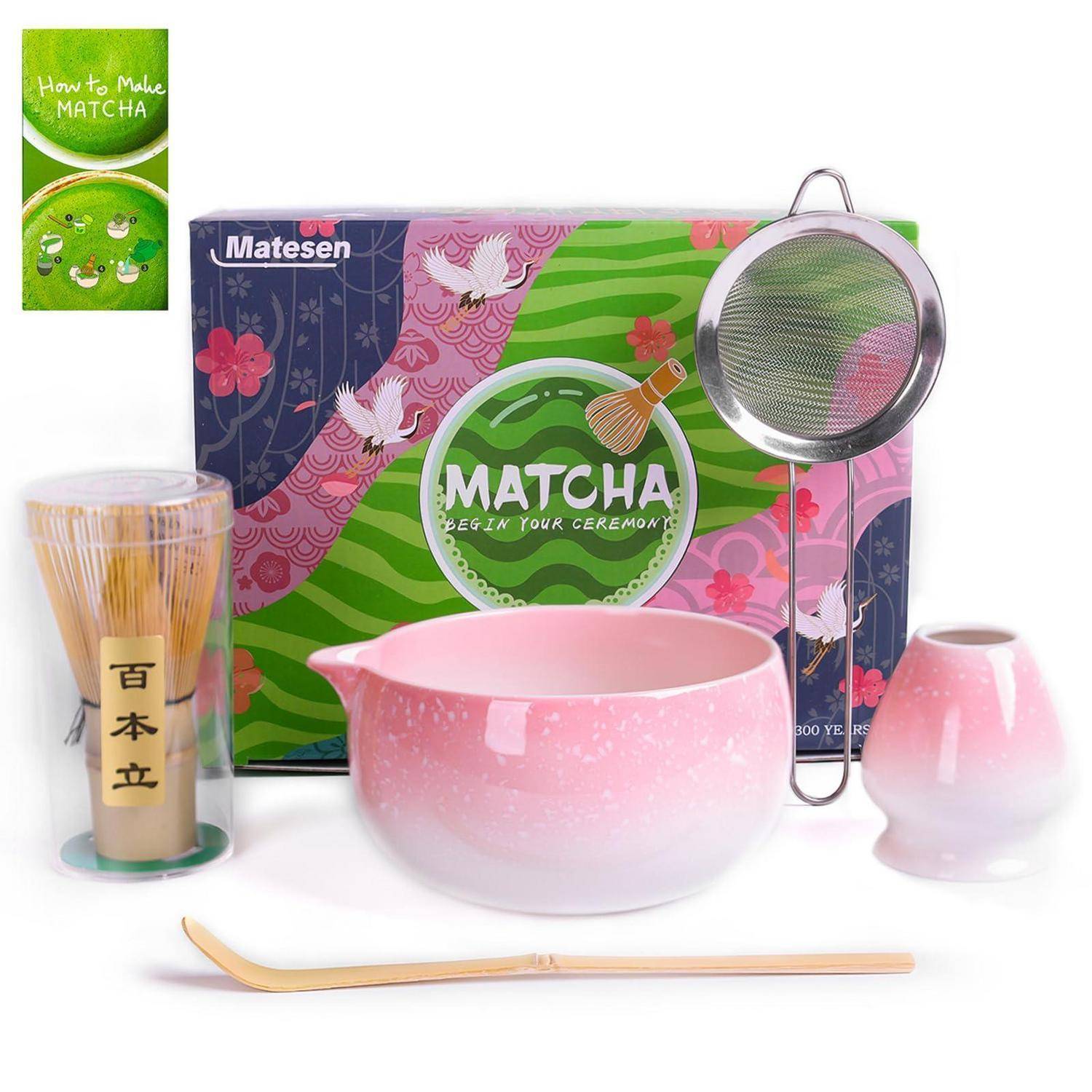 Matcha-Teezeremonie-Starter-Set mit Schale, Besen, Sieb, Löffel, Tasse und Anleitung in buntem Verpackungsdesign.