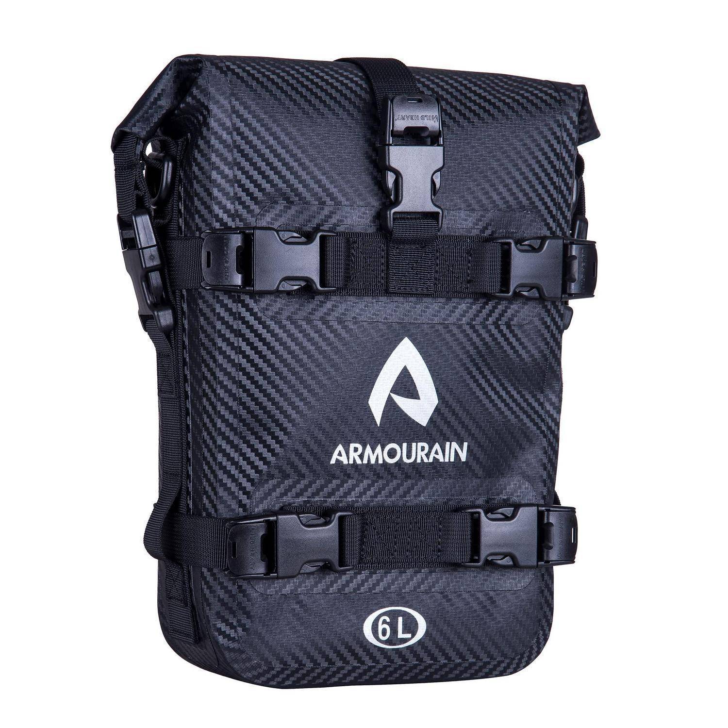 Schwarzer Rucksack im Kohlefaser-Stil mit 6-Liter-Fassungsvermögen, wasserdichtem Rollverschluss, Schnallen, Riemen und ARMOURAIN-Logo.