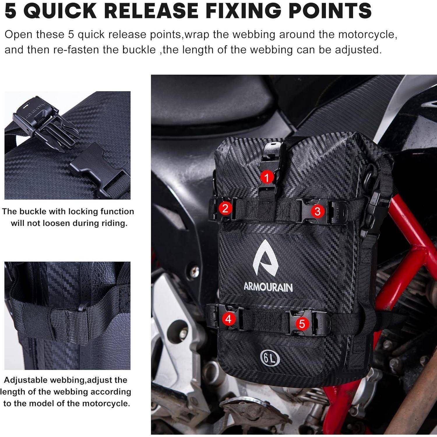 Anleitungsgrafik, die eine an einem Motorrad befestigte Motorradtasche zeigt, mit „5 SCHNELLVERSCHLUSS-BEFESTIGUNGSPUNKTEN" mit Nummern 1 bis 5 und Nahaufnahmen der Verriegelungsschnalle und des verstellbaren Webstoffes.