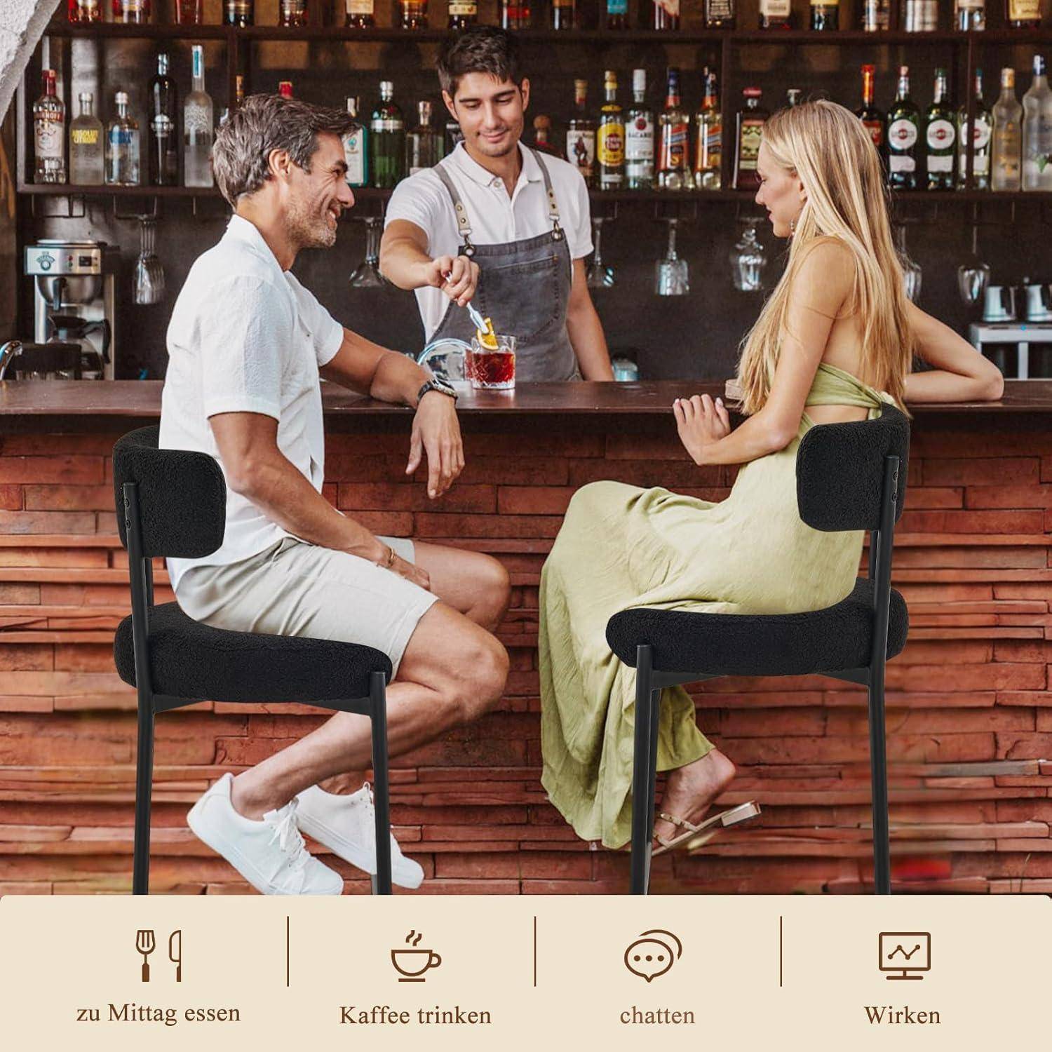 Junges Paar unterhält sich an einer Bar, während ein Barkeeper ein Getränk serviert; Symbole unten mit deutschen Beschriftungen zeigen „zu Mittag essen