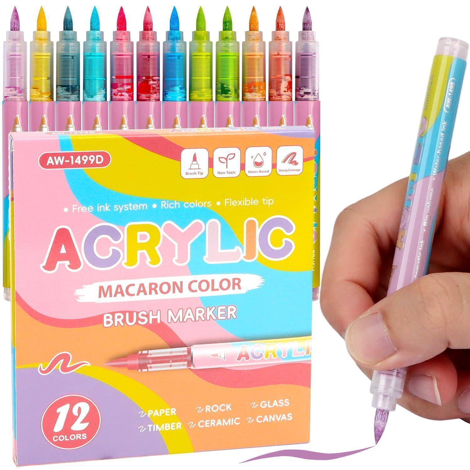 Boxset mit 12 Acryl-Pinselmarkern in Makronen-Farben, mit einem Marker in der Hand, der die flexible Spitze und die farbige Tinte zeigt.