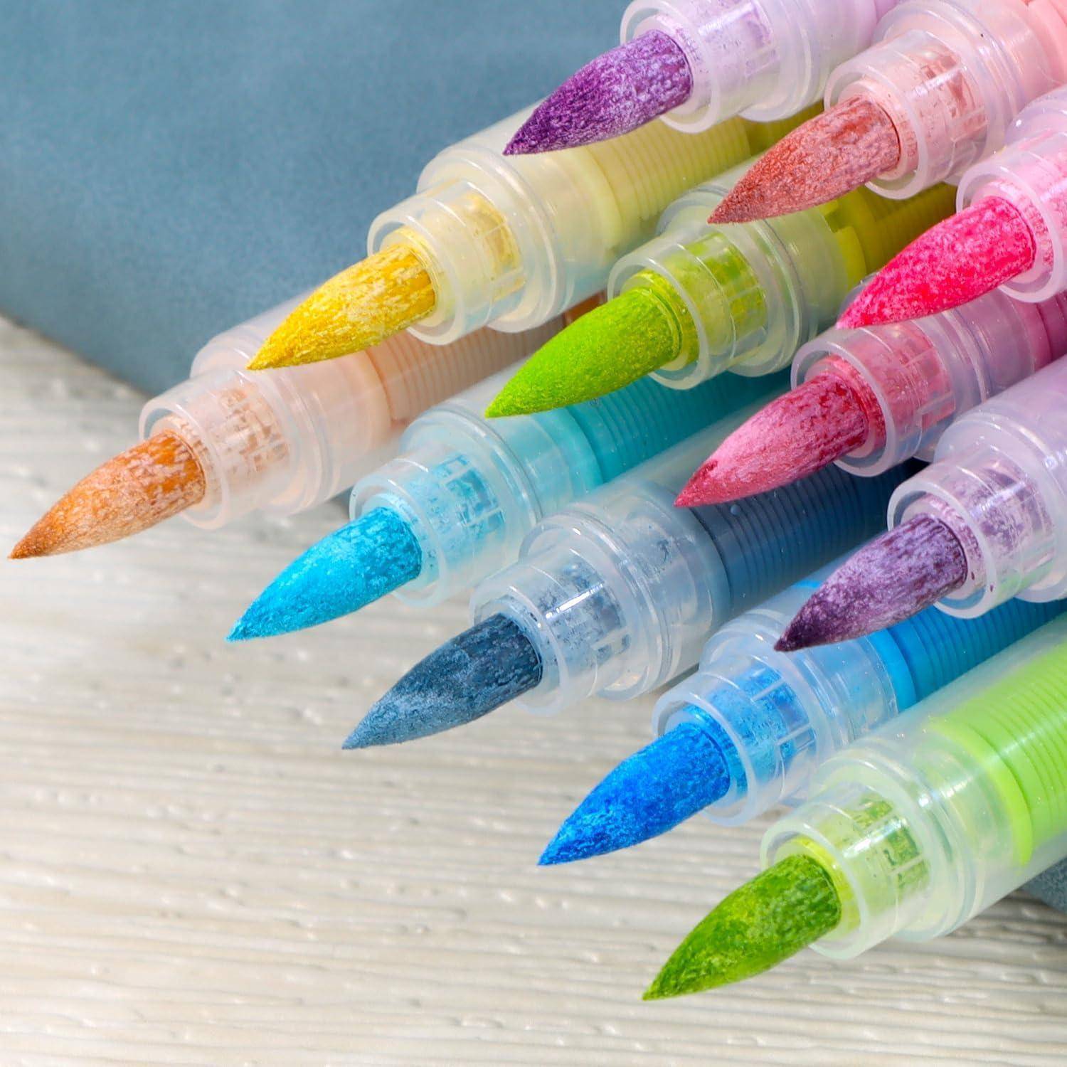 Nahaufnahme von bunten Glitzer-Gelpens, diagonal angeordnet, mit spitzen Spitzen, die helle Pastelltöne und Neonfarben zeigen.