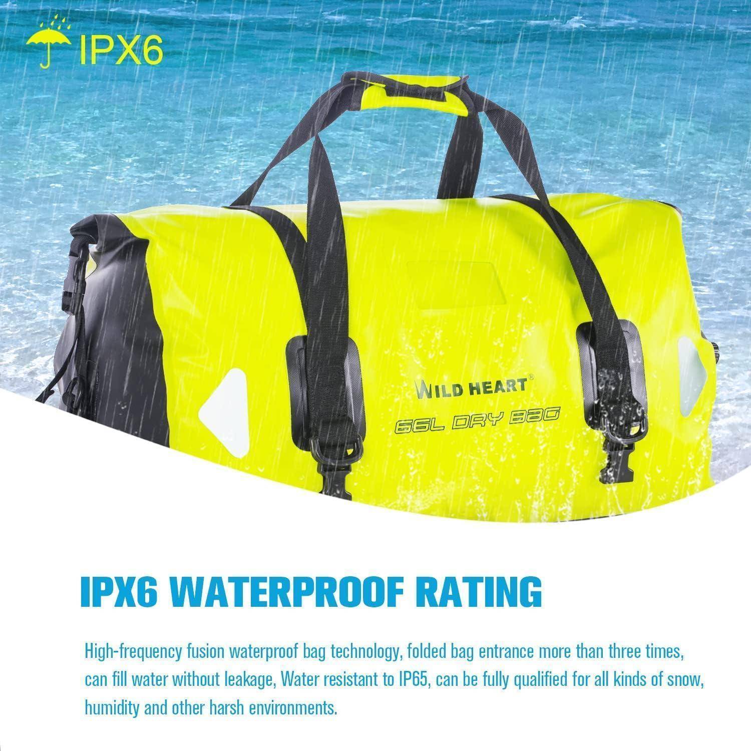 Gelbe wasserdichte Reisetasche mit schwarzen Riemen bei starkem Regen, gekennzeichnet mit „IPX6 WASSERDICHT BEWERTUNG" und „WILD HEART 85L TROCKENTASCHE"".