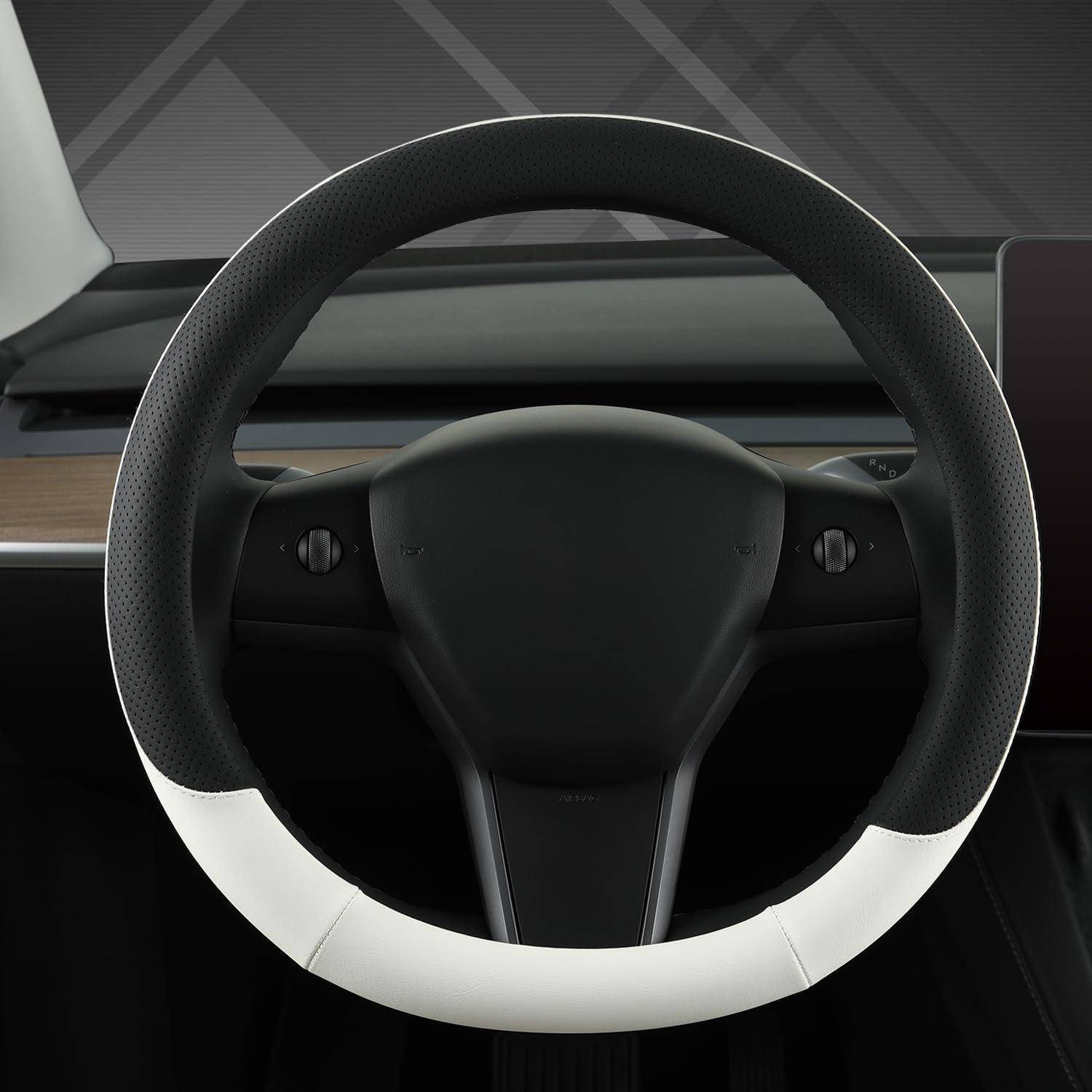 Nahaufnahme eines zweifarbigen Lenkrads mit schwarzem strukturiertem Griff und weißem unterem Bereich in einem modernen Autoinnenraum.