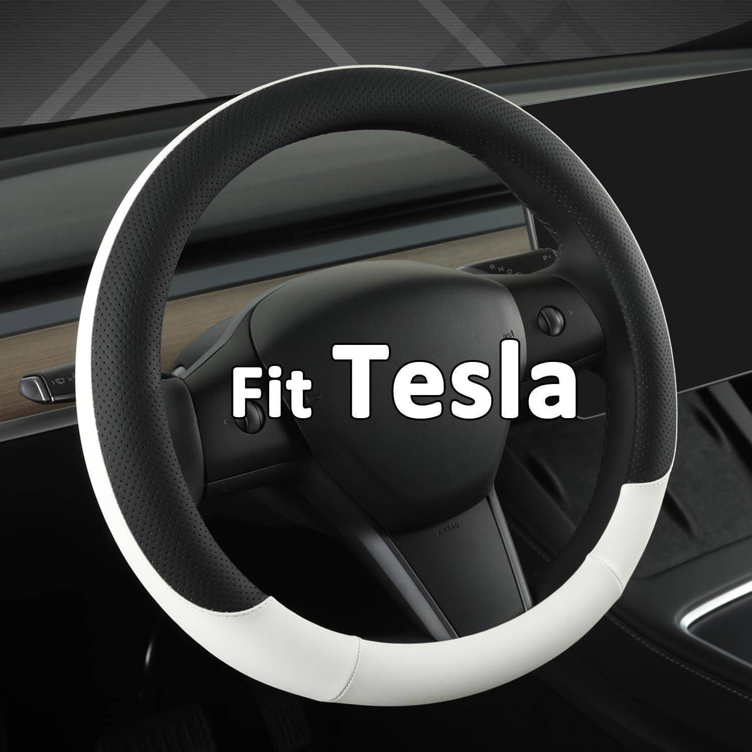 Lenkrad eines Tesla-Autos mit schwarzweißer Abdeckung und dem Text „Fit Tesla" in der Mitte überlagert.