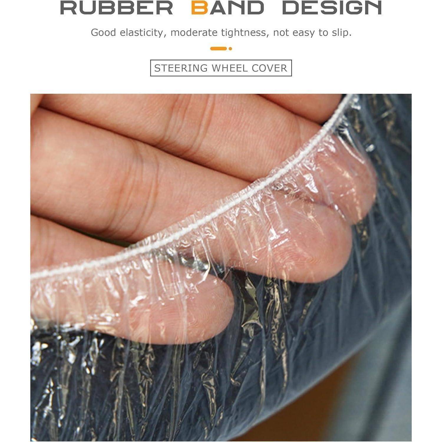 Nahaufnahme einer Hand, die eine durchsichtige Kunststoff-Lenkradabdeckung dehnt, auf der „GUMMIBAND-DESIGN" und „Gute Elastizität, mäßige Festigkeit, nicht leicht zu verrutschen"" beschriftet sind.