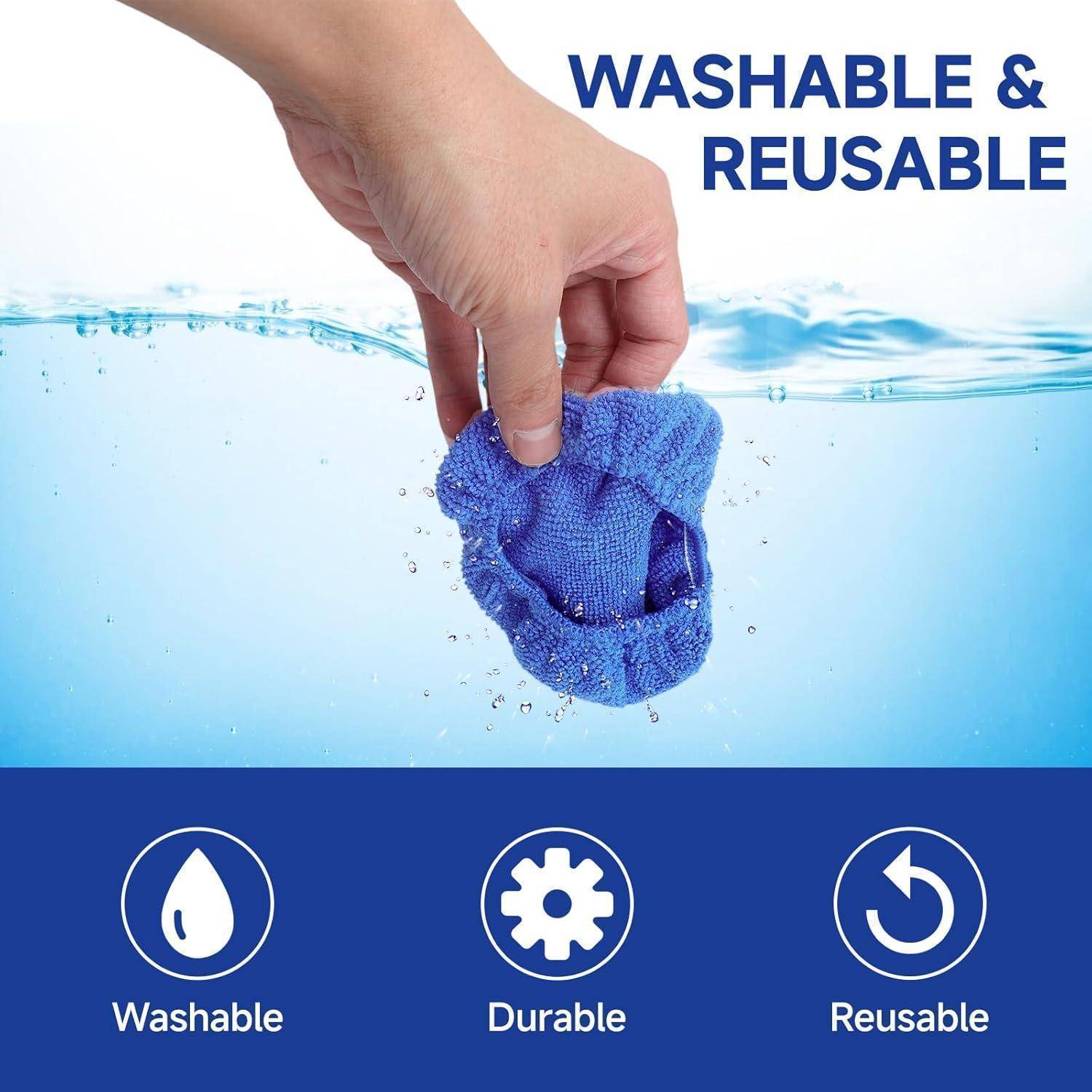 Das Waschen eines blauen wiederverwendbaren Stoffkissens von Hand in Wasser, mit Text „WASCHBAR & WIEDERVERWENDBAR