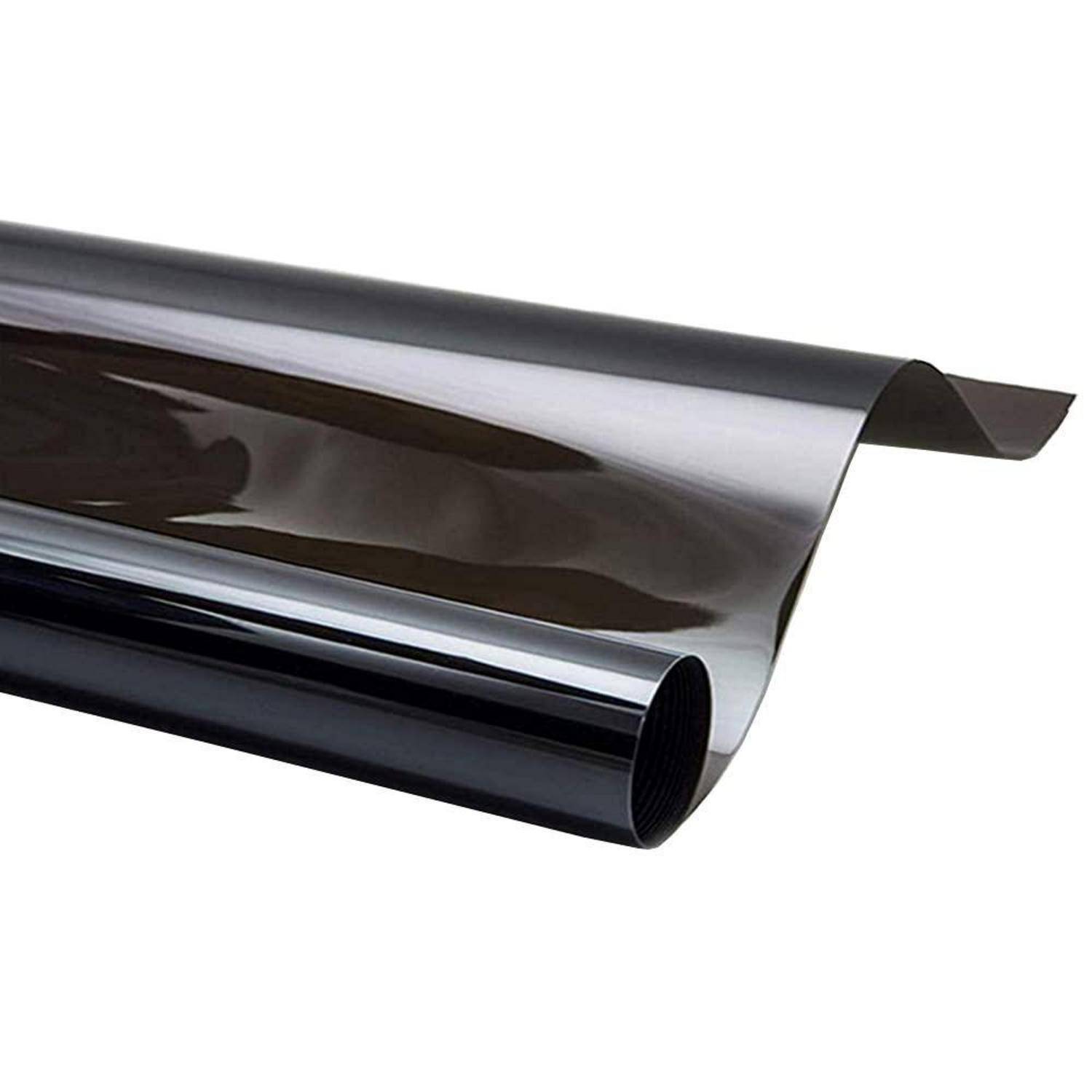 Aufgerollte schwarze reflektierende Folie oder Vinyl-Blatt mit glänzender Oberfläche und gewelltem Rand auf weißem Hintergrund.