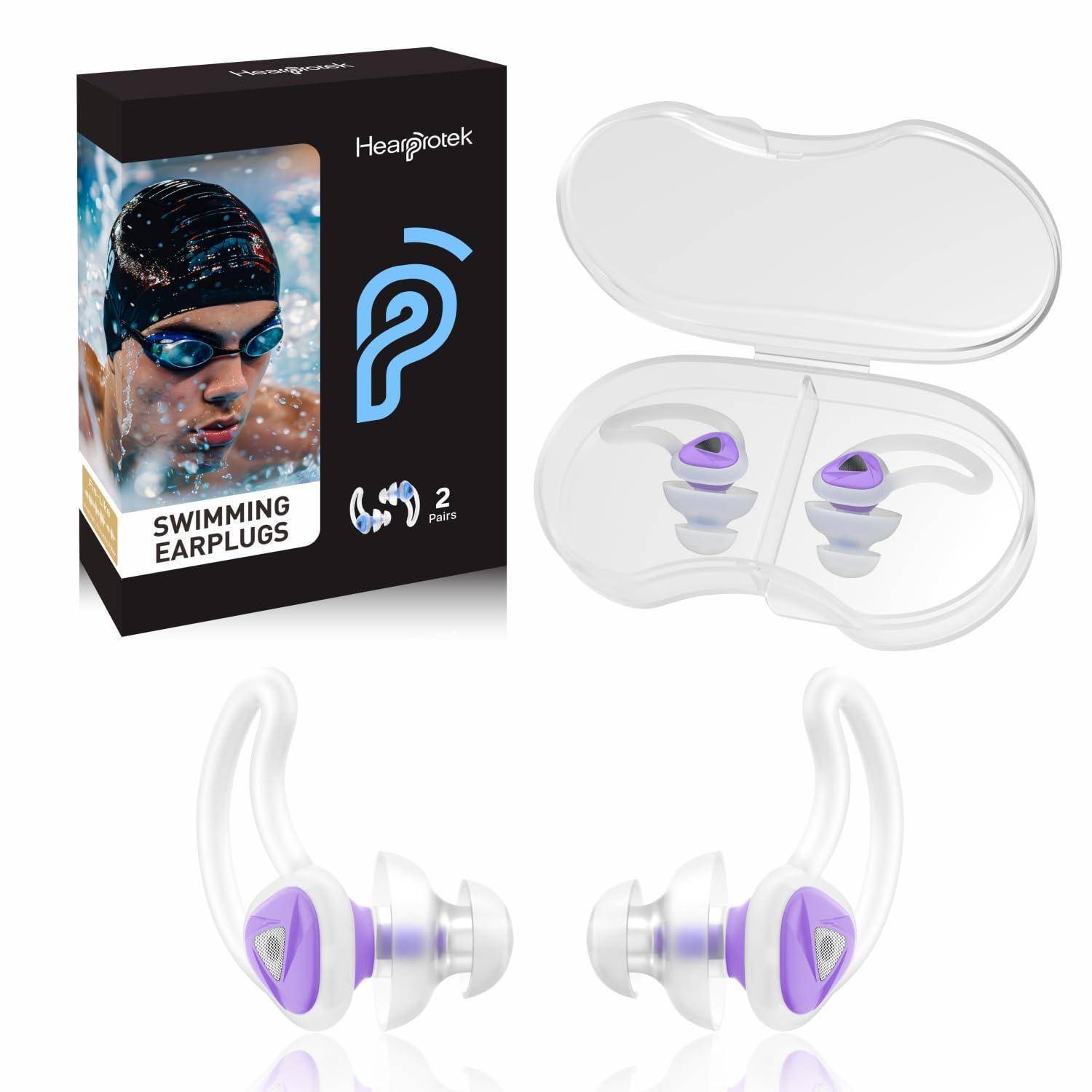 Produktabbildung von Hearprotek-Schwimmohrenstöpseln in einem durchsichtigen Transportetui, mit Verpackung und zwei Paar lila-transparente wasserdichte Ohrstöpsel, die aus verschiedenen Winkeln dargestellt sind.