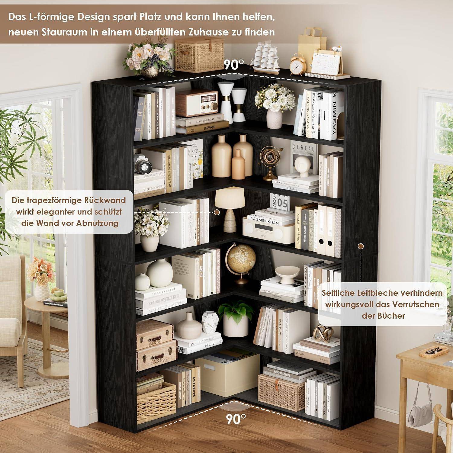 # Eckiges L-förmiges schwarzes Bücherregal im Wohnzimmer, gezeigt mit deutschen Beschriftungen, die das 90°-Design, Wandschutz und Seitenpaneele hervorheben, die verhindern, dass Bücher herausrutschen.
