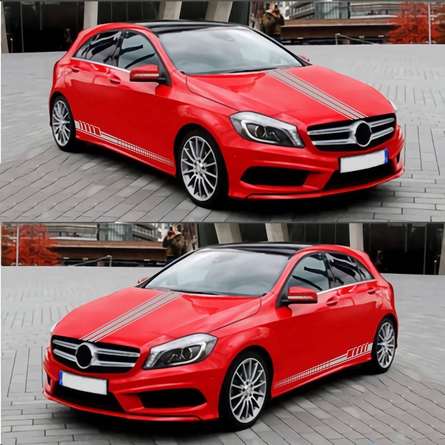 Roter Mercedes-Benz Schräghecklimousine auf einem gepflasterten Platz geparkt, in zwei vorderen Dreiviertelsichten gezeigt, mit silbernen Rennstreifen und dunkel getönten Fenstern.