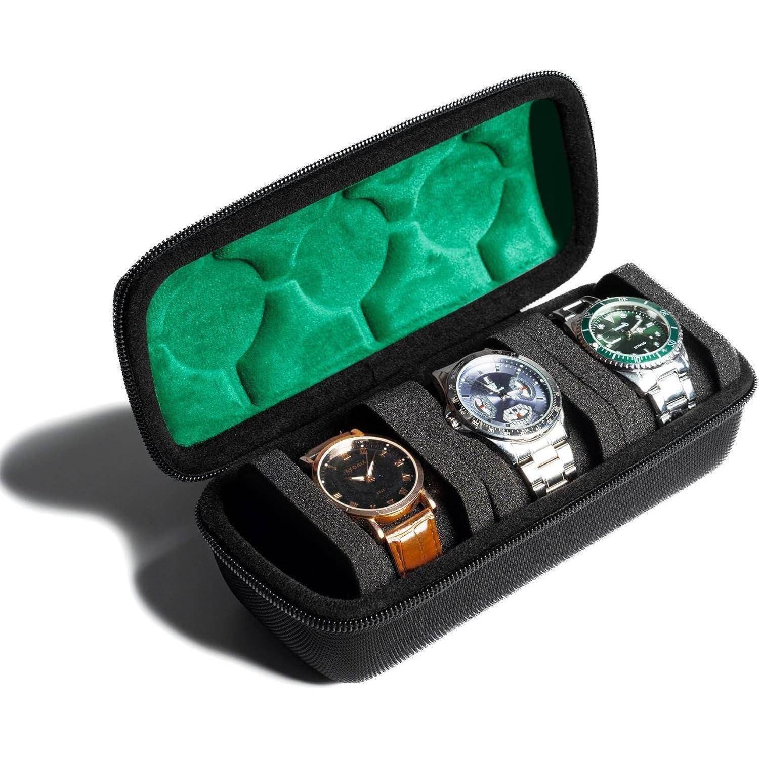 Schwarzer Uhrenkoffer mit Reißverschluss und grünem gepolstertem Deckel, der drei Armbanduhren in separaten Fächern enthält.