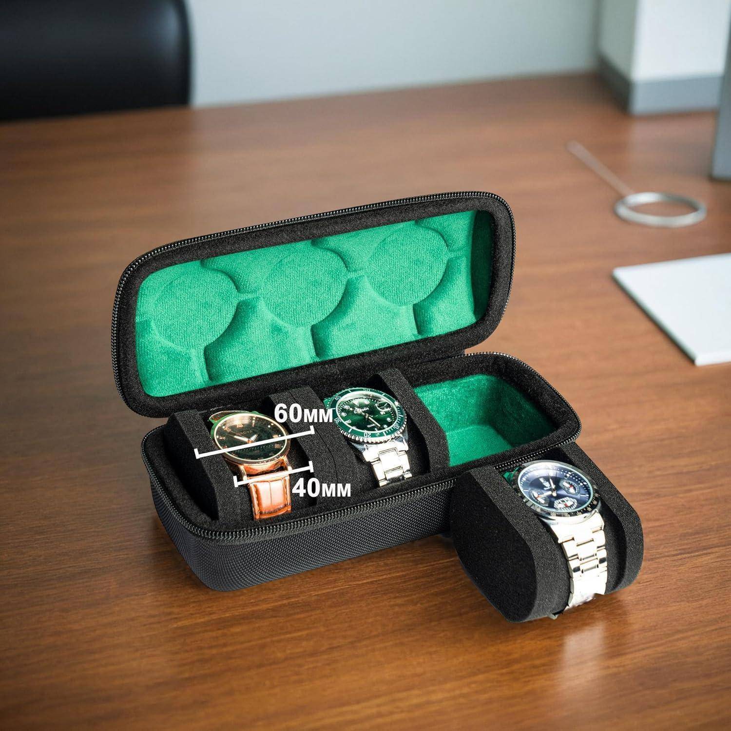 Schwarze Uhrenbox mit Reißverschluss und grünem Innenraum mit drei Armbanduhren; Größenlabels zeigen Fächer für 60mm und 40mm.