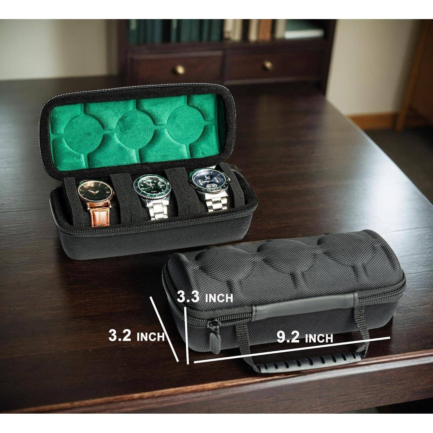 Schwarze Uhrenbox mit Reißverschluss auf einem Tisch, geschlossen dargestellt mit den Abmessungen 9,2 Zoll x 3,2 Zoll x 3,3 Zoll und offen mit drei Uhren in grün gefütterten Fächern.